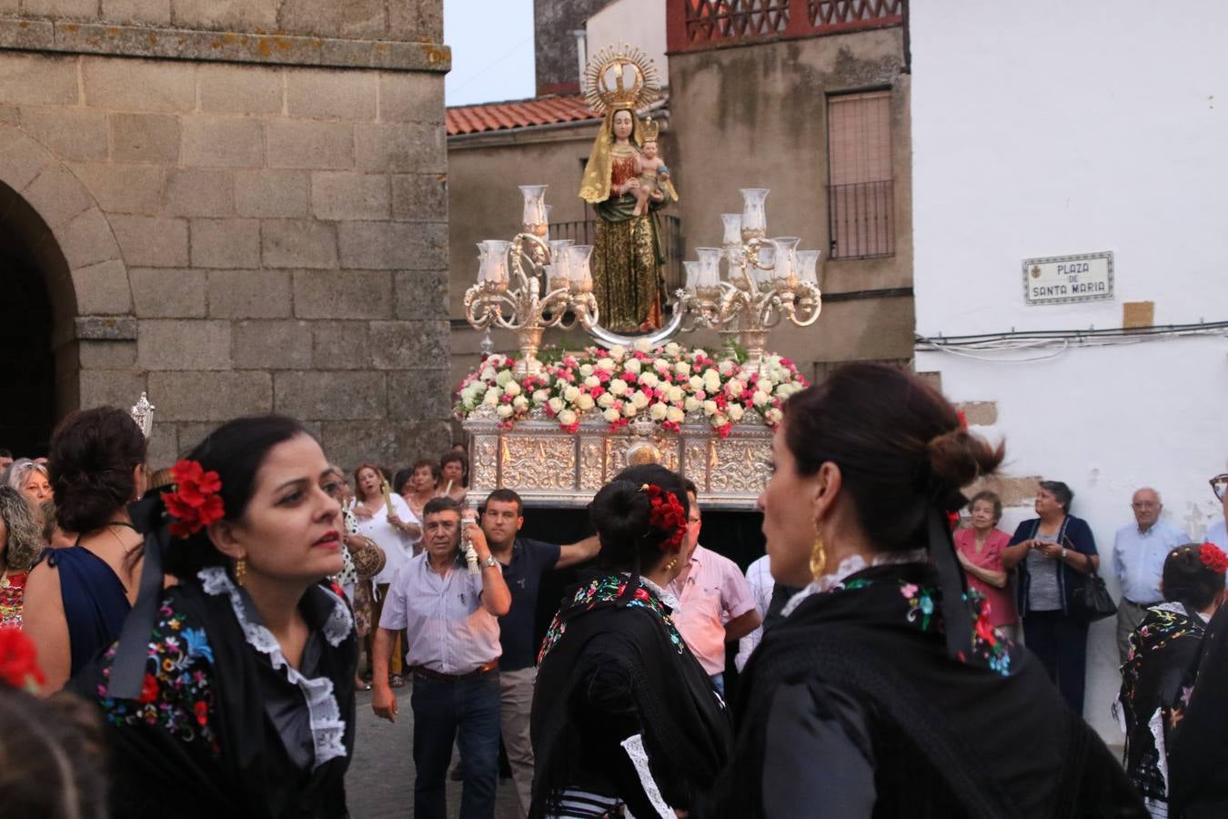 Nuestra Señora de Aguasantas despertó, ayer, una vez más, la devoción y el fervor que los jerezanos sienten hacia Ella. Jerez de los Caballeros se vistió de gala para acompañar a su Patrona en el traslado hacia su Santuario, donde se ponía fin a los tradicionales cultos que desde el pasado mes de agosto se han celebrado en la iglesia de Santa María de la Encarnación, organizados por la Hermandad de Nuestra Señora de Aguasantas.
