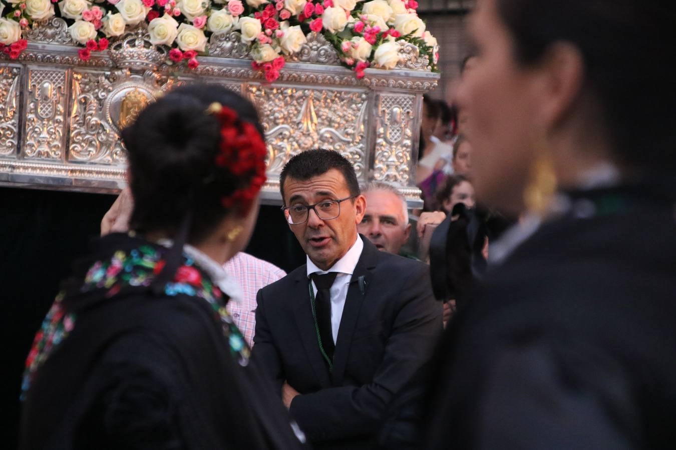 Nuestra Señora de Aguasantas despertó, ayer, una vez más, la devoción y el fervor que los jerezanos sienten hacia Ella. Jerez de los Caballeros se vistió de gala para acompañar a su Patrona en el traslado hacia su Santuario, donde se ponía fin a los tradicionales cultos que desde el pasado mes de agosto se han celebrado en la iglesia de Santa María de la Encarnación, organizados por la Hermandad de Nuestra Señora de Aguasantas.