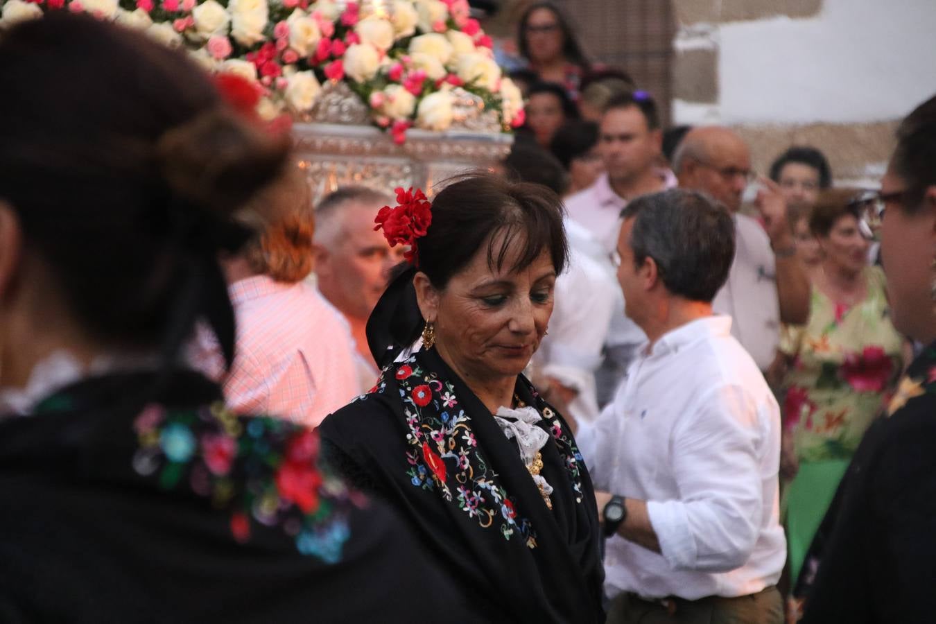 Nuestra Señora de Aguasantas despertó, ayer, una vez más, la devoción y el fervor que los jerezanos sienten hacia Ella. Jerez de los Caballeros se vistió de gala para acompañar a su Patrona en el traslado hacia su Santuario, donde se ponía fin a los tradicionales cultos que desde el pasado mes de agosto se han celebrado en la iglesia de Santa María de la Encarnación, organizados por la Hermandad de Nuestra Señora de Aguasantas.