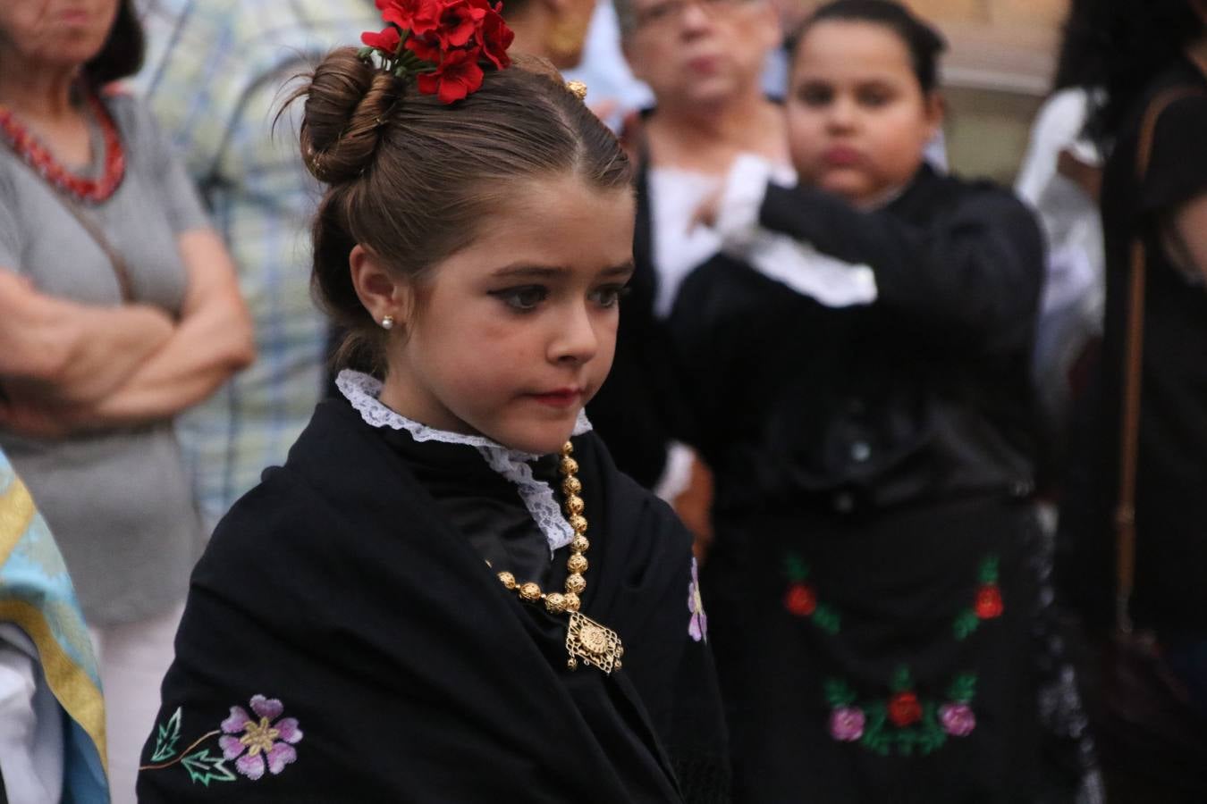 Nuestra Señora de Aguasantas despertó, ayer, una vez más, la devoción y el fervor que los jerezanos sienten hacia Ella. Jerez de los Caballeros se vistió de gala para acompañar a su Patrona en el traslado hacia su Santuario, donde se ponía fin a los tradicionales cultos que desde el pasado mes de agosto se han celebrado en la iglesia de Santa María de la Encarnación, organizados por la Hermandad de Nuestra Señora de Aguasantas.