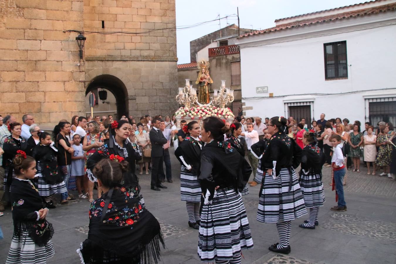 Nuestra Señora de Aguasantas despertó, ayer, una vez más, la devoción y el fervor que los jerezanos sienten hacia Ella. Jerez de los Caballeros se vistió de gala para acompañar a su Patrona en el traslado hacia su Santuario, donde se ponía fin a los tradicionales cultos que desde el pasado mes de agosto se han celebrado en la iglesia de Santa María de la Encarnación, organizados por la Hermandad de Nuestra Señora de Aguasantas.