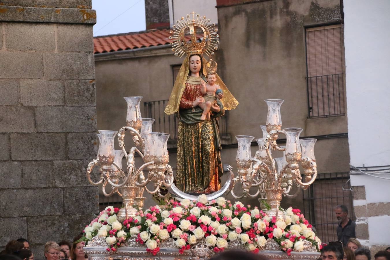 Nuestra Señora de Aguasantas despertó, ayer, una vez más, la devoción y el fervor que los jerezanos sienten hacia Ella. Jerez de los Caballeros se vistió de gala para acompañar a su Patrona en el traslado hacia su Santuario, donde se ponía fin a los tradicionales cultos que desde el pasado mes de agosto se han celebrado en la iglesia de Santa María de la Encarnación, organizados por la Hermandad de Nuestra Señora de Aguasantas.