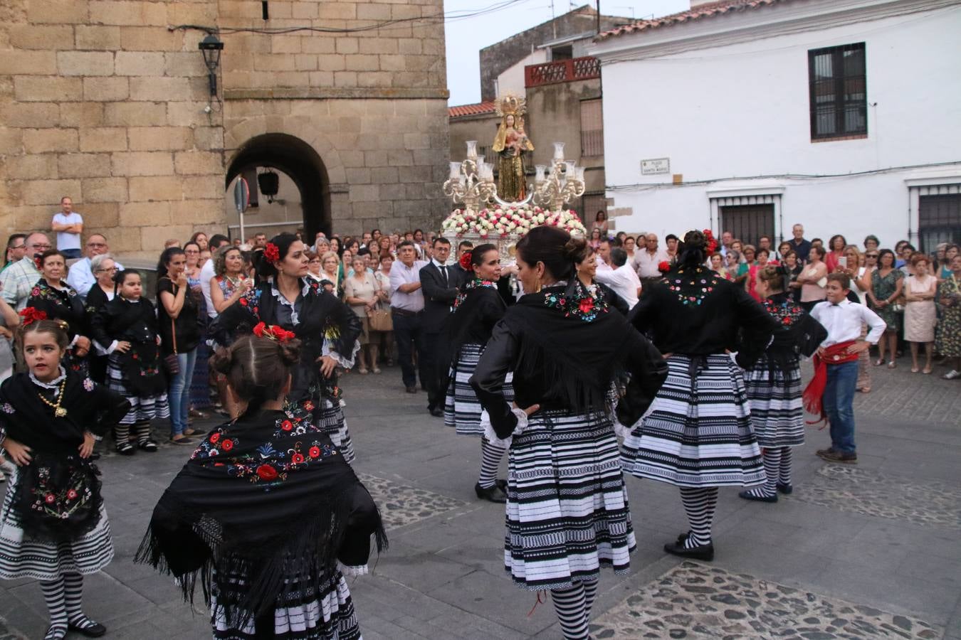 Nuestra Señora de Aguasantas despertó, ayer, una vez más, la devoción y el fervor que los jerezanos sienten hacia Ella. Jerez de los Caballeros se vistió de gala para acompañar a su Patrona en el traslado hacia su Santuario, donde se ponía fin a los tradicionales cultos que desde el pasado mes de agosto se han celebrado en la iglesia de Santa María de la Encarnación, organizados por la Hermandad de Nuestra Señora de Aguasantas.