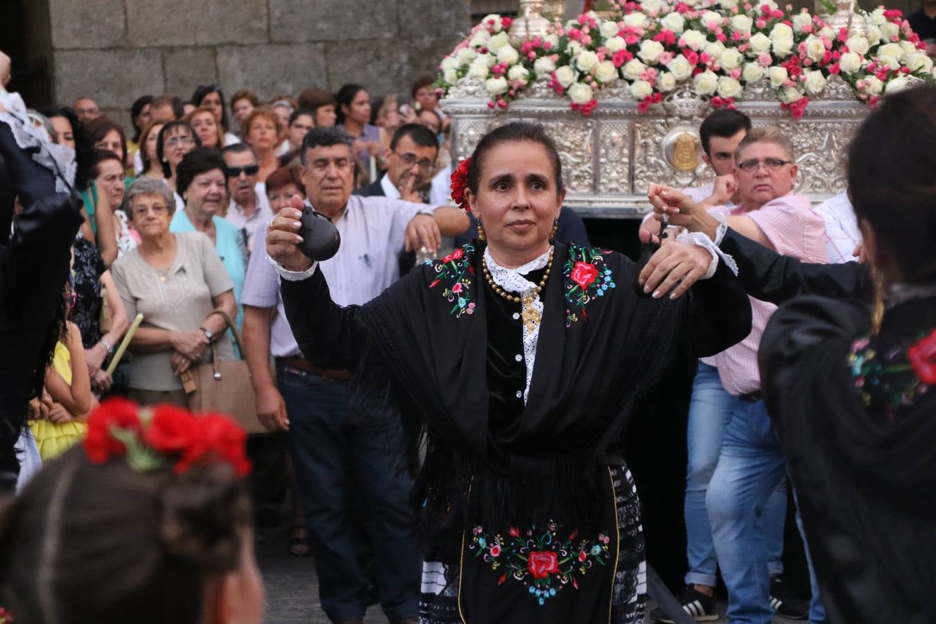 Nuestra Señora de Aguasantas despertó, ayer, una vez más, la devoción y el fervor que los jerezanos sienten hacia Ella. Jerez de los Caballeros se vistió de gala para acompañar a su Patrona en el traslado hacia su Santuario, donde se ponía fin a los tradicionales cultos que desde el pasado mes de agosto se han celebrado en la iglesia de Santa María de la Encarnación, organizados por la Hermandad de Nuestra Señora de Aguasantas.