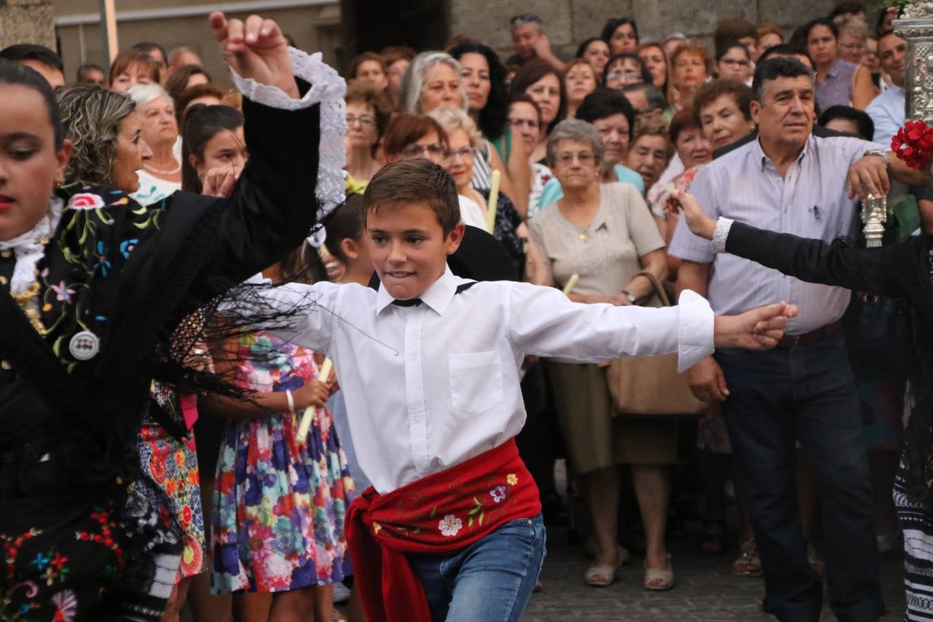 Nuestra Señora de Aguasantas despertó, ayer, una vez más, la devoción y el fervor que los jerezanos sienten hacia Ella. Jerez de los Caballeros se vistió de gala para acompañar a su Patrona en el traslado hacia su Santuario, donde se ponía fin a los tradicionales cultos que desde el pasado mes de agosto se han celebrado en la iglesia de Santa María de la Encarnación, organizados por la Hermandad de Nuestra Señora de Aguasantas.
