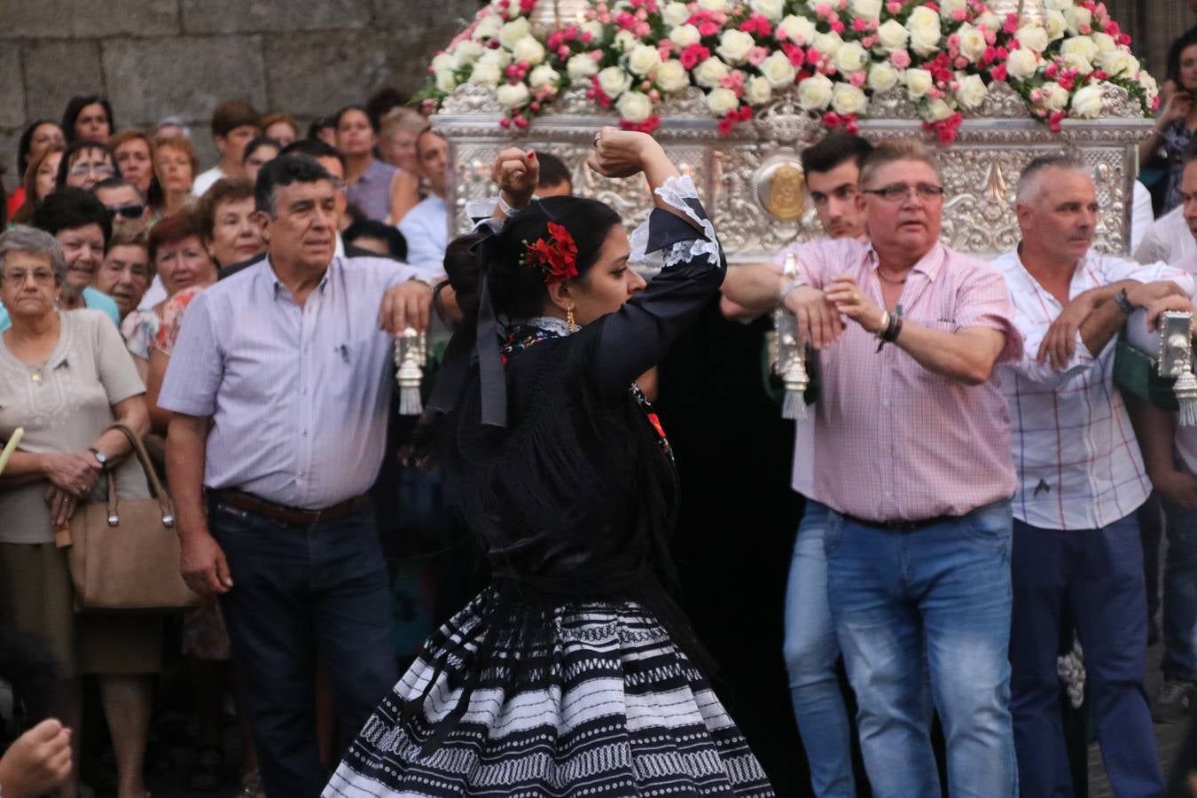 Nuestra Señora de Aguasantas despertó, ayer, una vez más, la devoción y el fervor que los jerezanos sienten hacia Ella. Jerez de los Caballeros se vistió de gala para acompañar a su Patrona en el traslado hacia su Santuario, donde se ponía fin a los tradicionales cultos que desde el pasado mes de agosto se han celebrado en la iglesia de Santa María de la Encarnación, organizados por la Hermandad de Nuestra Señora de Aguasantas.