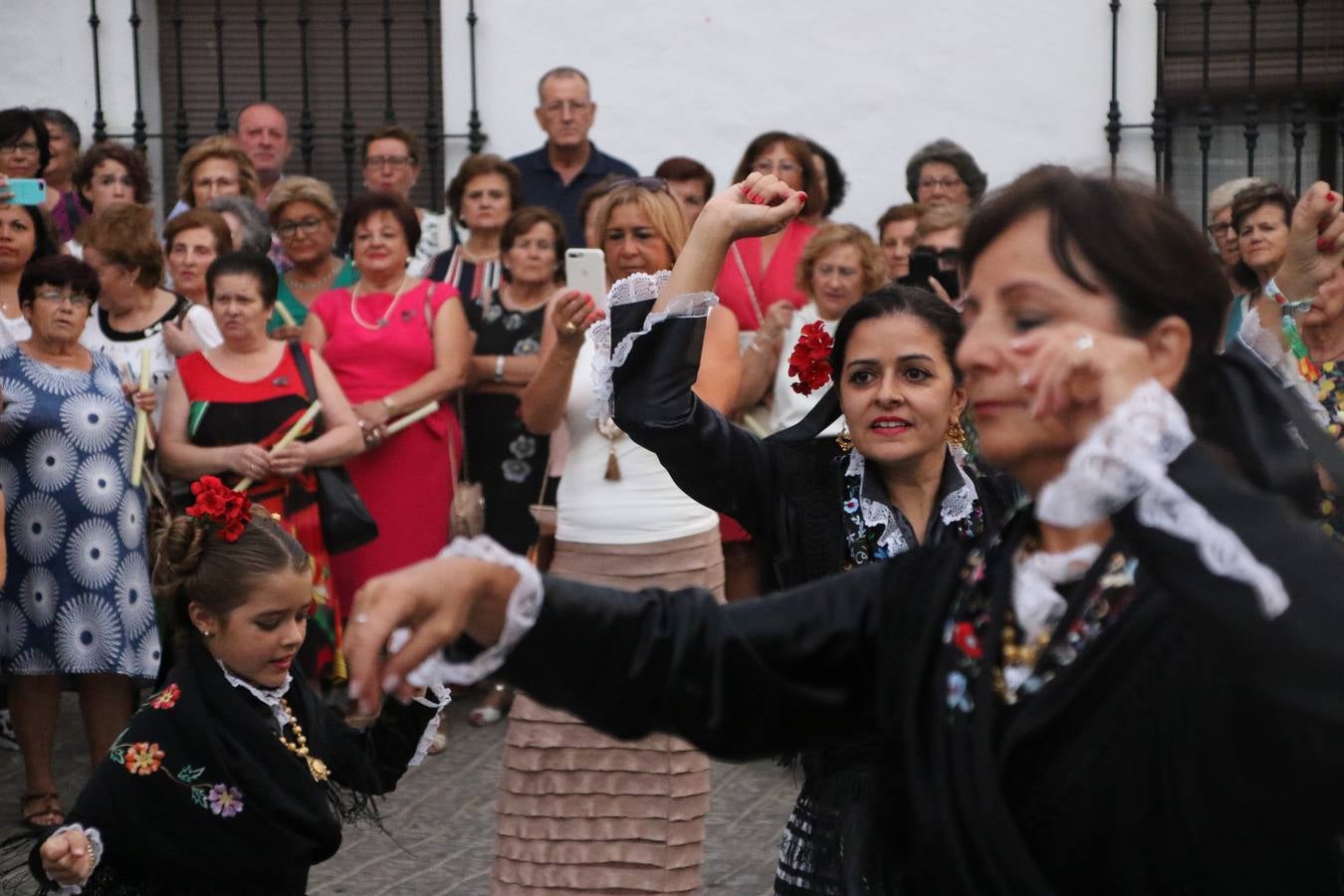 Nuestra Señora de Aguasantas despertó, ayer, una vez más, la devoción y el fervor que los jerezanos sienten hacia Ella. Jerez de los Caballeros se vistió de gala para acompañar a su Patrona en el traslado hacia su Santuario, donde se ponía fin a los tradicionales cultos que desde el pasado mes de agosto se han celebrado en la iglesia de Santa María de la Encarnación, organizados por la Hermandad de Nuestra Señora de Aguasantas.