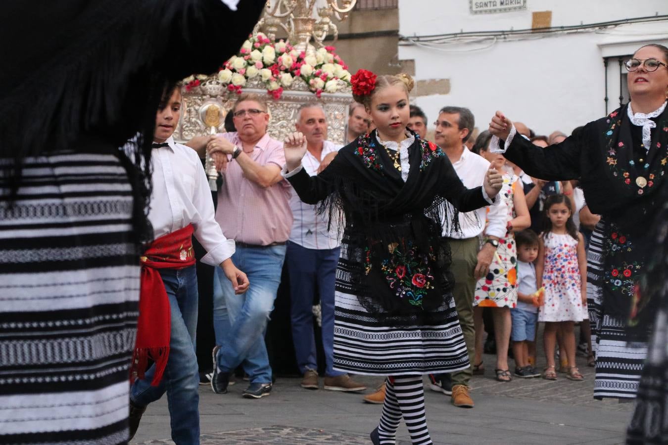 Nuestra Señora de Aguasantas despertó, ayer, una vez más, la devoción y el fervor que los jerezanos sienten hacia Ella. Jerez de los Caballeros se vistió de gala para acompañar a su Patrona en el traslado hacia su Santuario, donde se ponía fin a los tradicionales cultos que desde el pasado mes de agosto se han celebrado en la iglesia de Santa María de la Encarnación, organizados por la Hermandad de Nuestra Señora de Aguasantas.