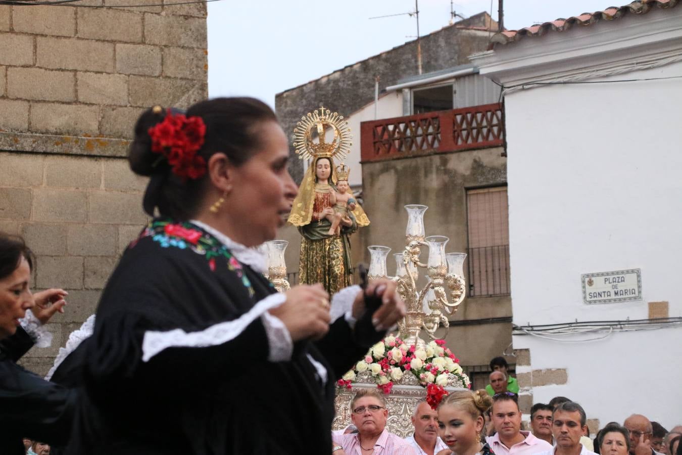 Nuestra Señora de Aguasantas despertó, ayer, una vez más, la devoción y el fervor que los jerezanos sienten hacia Ella. Jerez de los Caballeros se vistió de gala para acompañar a su Patrona en el traslado hacia su Santuario, donde se ponía fin a los tradicionales cultos que desde el pasado mes de agosto se han celebrado en la iglesia de Santa María de la Encarnación, organizados por la Hermandad de Nuestra Señora de Aguasantas.