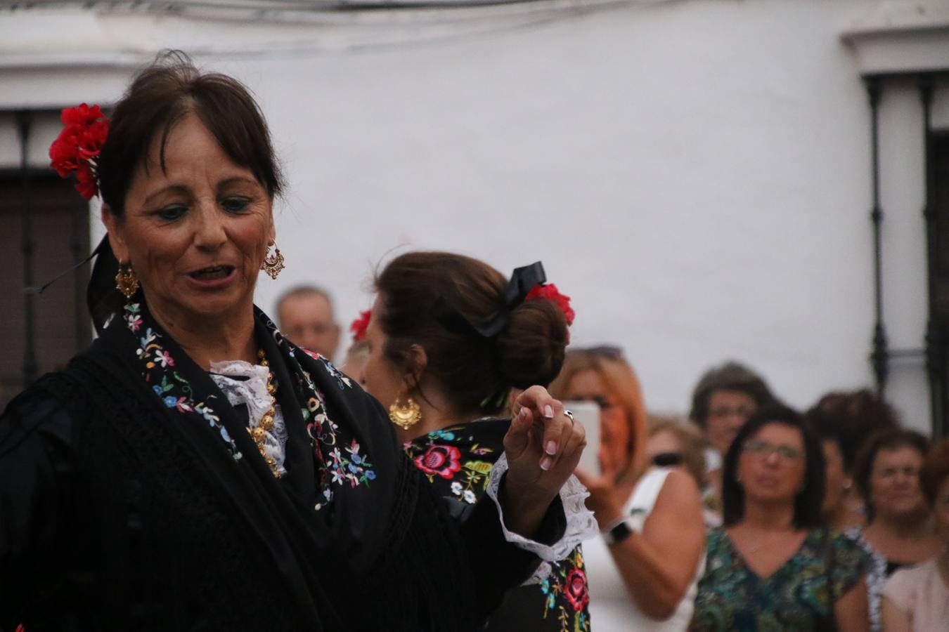 Nuestra Señora de Aguasantas despertó, ayer, una vez más, la devoción y el fervor que los jerezanos sienten hacia Ella. Jerez de los Caballeros se vistió de gala para acompañar a su Patrona en el traslado hacia su Santuario, donde se ponía fin a los tradicionales cultos que desde el pasado mes de agosto se han celebrado en la iglesia de Santa María de la Encarnación, organizados por la Hermandad de Nuestra Señora de Aguasantas.
