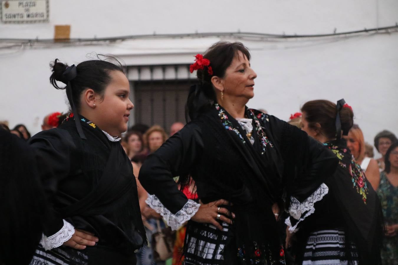 Nuestra Señora de Aguasantas despertó, ayer, una vez más, la devoción y el fervor que los jerezanos sienten hacia Ella. Jerez de los Caballeros se vistió de gala para acompañar a su Patrona en el traslado hacia su Santuario, donde se ponía fin a los tradicionales cultos que desde el pasado mes de agosto se han celebrado en la iglesia de Santa María de la Encarnación, organizados por la Hermandad de Nuestra Señora de Aguasantas.