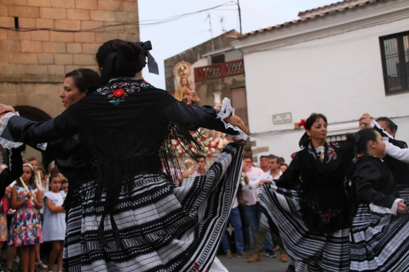 Nuestra Señora de Aguasantas despertó, ayer, una vez más, la devoción y el fervor que los jerezanos sienten hacia Ella. Jerez de los Caballeros se vistió de gala para acompañar a su Patrona en el traslado hacia su Santuario, donde se ponía fin a los tradicionales cultos que desde el pasado mes de agosto se han celebrado en la iglesia de Santa María de la Encarnación, organizados por la Hermandad de Nuestra Señora de Aguasantas.