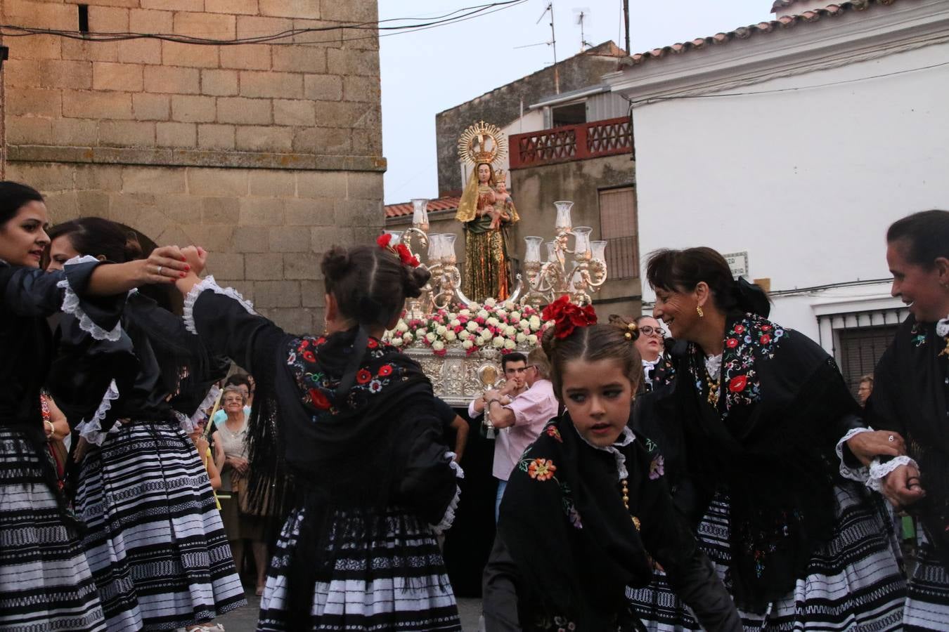 Nuestra Señora de Aguasantas despertó, ayer, una vez más, la devoción y el fervor que los jerezanos sienten hacia Ella. Jerez de los Caballeros se vistió de gala para acompañar a su Patrona en el traslado hacia su Santuario, donde se ponía fin a los tradicionales cultos que desde el pasado mes de agosto se han celebrado en la iglesia de Santa María de la Encarnación, organizados por la Hermandad de Nuestra Señora de Aguasantas.