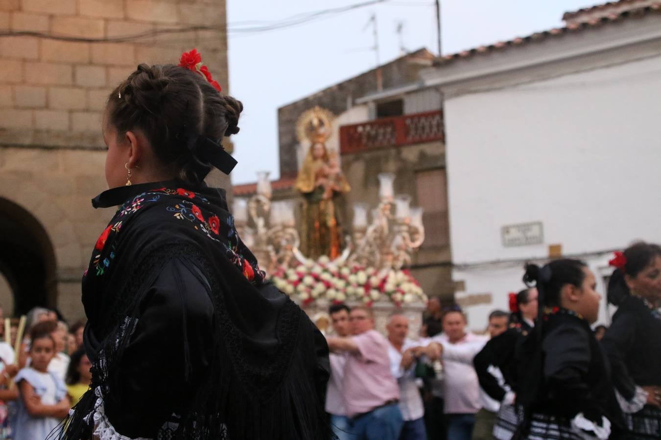Nuestra Señora de Aguasantas despertó, ayer, una vez más, la devoción y el fervor que los jerezanos sienten hacia Ella. Jerez de los Caballeros se vistió de gala para acompañar a su Patrona en el traslado hacia su Santuario, donde se ponía fin a los tradicionales cultos que desde el pasado mes de agosto se han celebrado en la iglesia de Santa María de la Encarnación, organizados por la Hermandad de Nuestra Señora de Aguasantas.