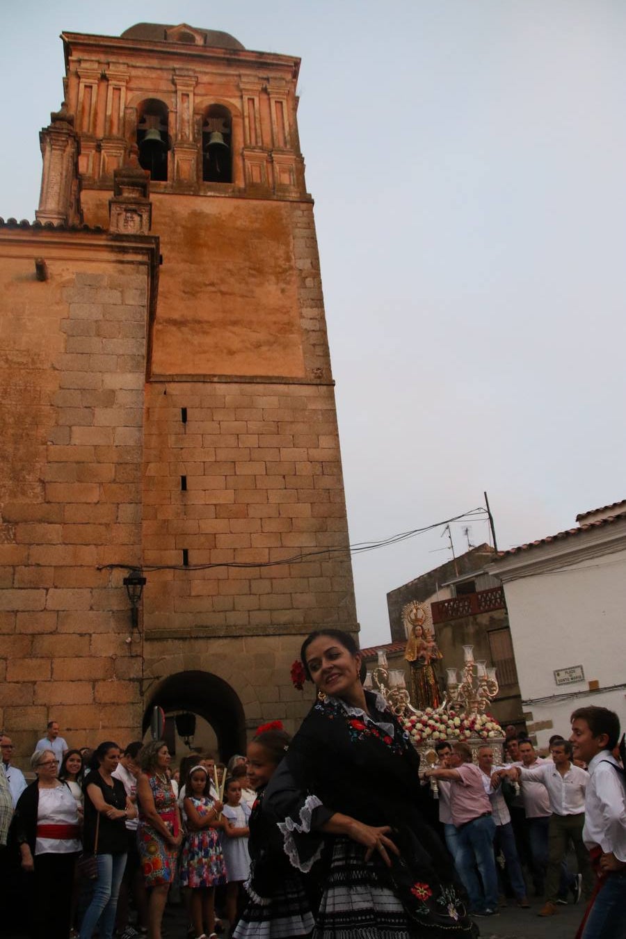 Nuestra Señora de Aguasantas despertó, ayer, una vez más, la devoción y el fervor que los jerezanos sienten hacia Ella. Jerez de los Caballeros se vistió de gala para acompañar a su Patrona en el traslado hacia su Santuario, donde se ponía fin a los tradicionales cultos que desde el pasado mes de agosto se han celebrado en la iglesia de Santa María de la Encarnación, organizados por la Hermandad de Nuestra Señora de Aguasantas.