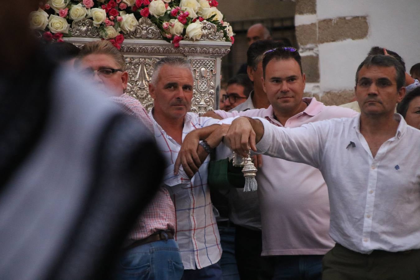 Nuestra Señora de Aguasantas despertó, ayer, una vez más, la devoción y el fervor que los jerezanos sienten hacia Ella. Jerez de los Caballeros se vistió de gala para acompañar a su Patrona en el traslado hacia su Santuario, donde se ponía fin a los tradicionales cultos que desde el pasado mes de agosto se han celebrado en la iglesia de Santa María de la Encarnación, organizados por la Hermandad de Nuestra Señora de Aguasantas.
