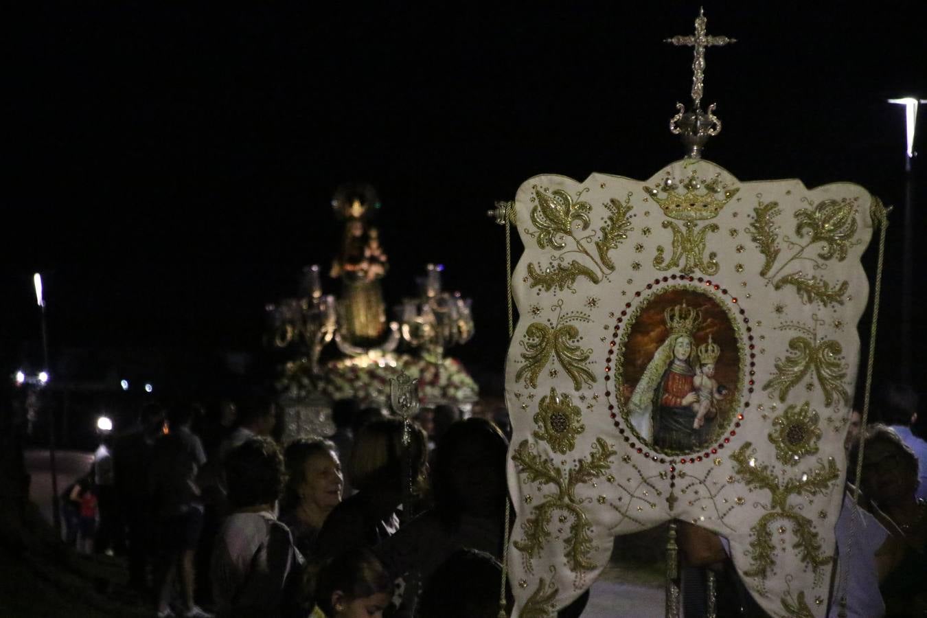 Nuestra Señora de Aguasantas despertó, ayer, una vez más, la devoción y el fervor que los jerezanos sienten hacia Ella. Jerez de los Caballeros se vistió de gala para acompañar a su Patrona en el traslado hacia su Santuario, donde se ponía fin a los tradicionales cultos que desde el pasado mes de agosto se han celebrado en la iglesia de Santa María de la Encarnación, organizados por la Hermandad de Nuestra Señora de Aguasantas.