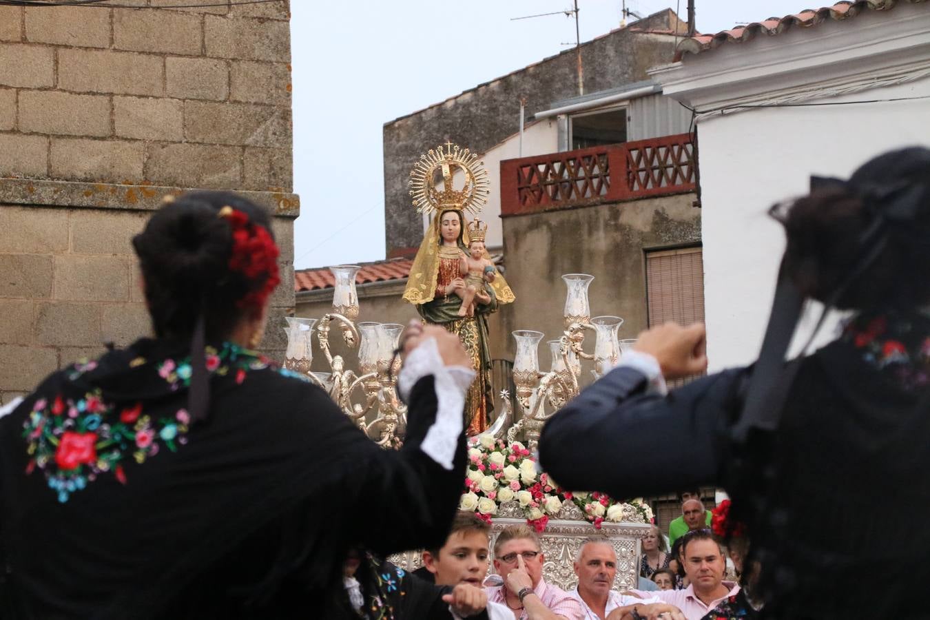 Nuestra Señora de Aguasantas despertó, ayer, una vez más, la devoción y el fervor que los jerezanos sienten hacia Ella. Jerez de los Caballeros se vistió de gala para acompañar a su Patrona en el traslado hacia su Santuario, donde se ponía fin a los tradicionales cultos que desde el pasado mes de agosto se han celebrado en la iglesia de Santa María de la Encarnación, organizados por la Hermandad de Nuestra Señora de Aguasantas.