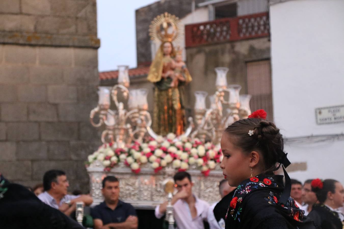 Nuestra Señora de Aguasantas despertó, ayer, una vez más, la devoción y el fervor que los jerezanos sienten hacia Ella. Jerez de los Caballeros se vistió de gala para acompañar a su Patrona en el traslado hacia su Santuario, donde se ponía fin a los tradicionales cultos que desde el pasado mes de agosto se han celebrado en la iglesia de Santa María de la Encarnación, organizados por la Hermandad de Nuestra Señora de Aguasantas.