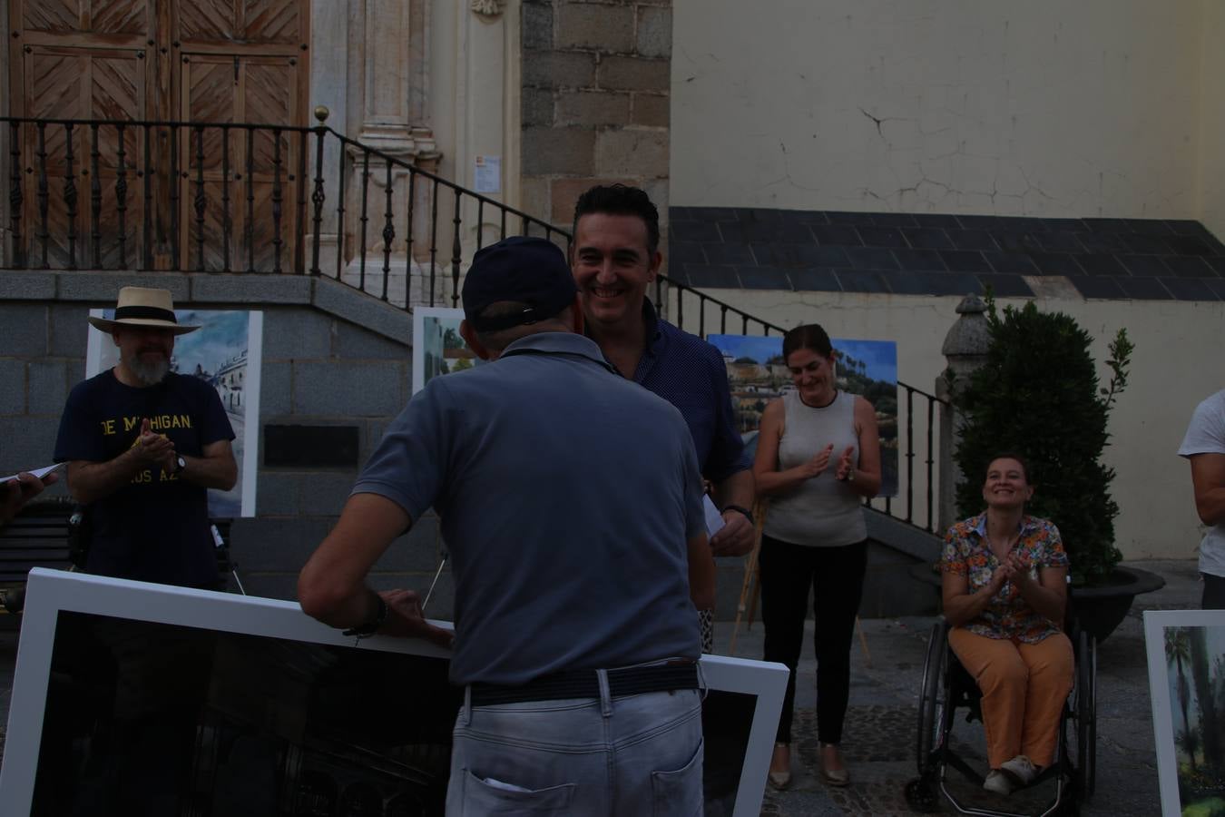 El cacereño Federico Plasencia Chacón se ha alzado, hoy, con el primer premio, dotado con 1.000 euros, del XV Concurso de Pintura al Aire Libre 'Francisco Benavides'. Blas Tomás Ibáñez, de Ontiyent, ha conseguido el segundo premio, dotado con 700 euros, y Carlos Santos Marques, de Lisboa, el tercer premio, dotado con 400 euros.Desde primera hora de la mañana, los participantes han elegido el lugar y la técnica a utilizar en sus respectivos lienzos que, una vez finalizado el Concurso, se han expuesto en la Plaza de España. El citado Concurso, organizado por el Ayuntamiento, a través de la Concejalía de Cultura y la Universidad Popular del municipio con el apoyo de la Diputación de Badajoz, ha realzado, un año más, la riqueza patrimonial de Jerez de los Caballeros, Conjunto Histórico artístico y monumental, siendo sus paisajes, iglesias, parques, fuentes y gentes los principales protagonistas. 