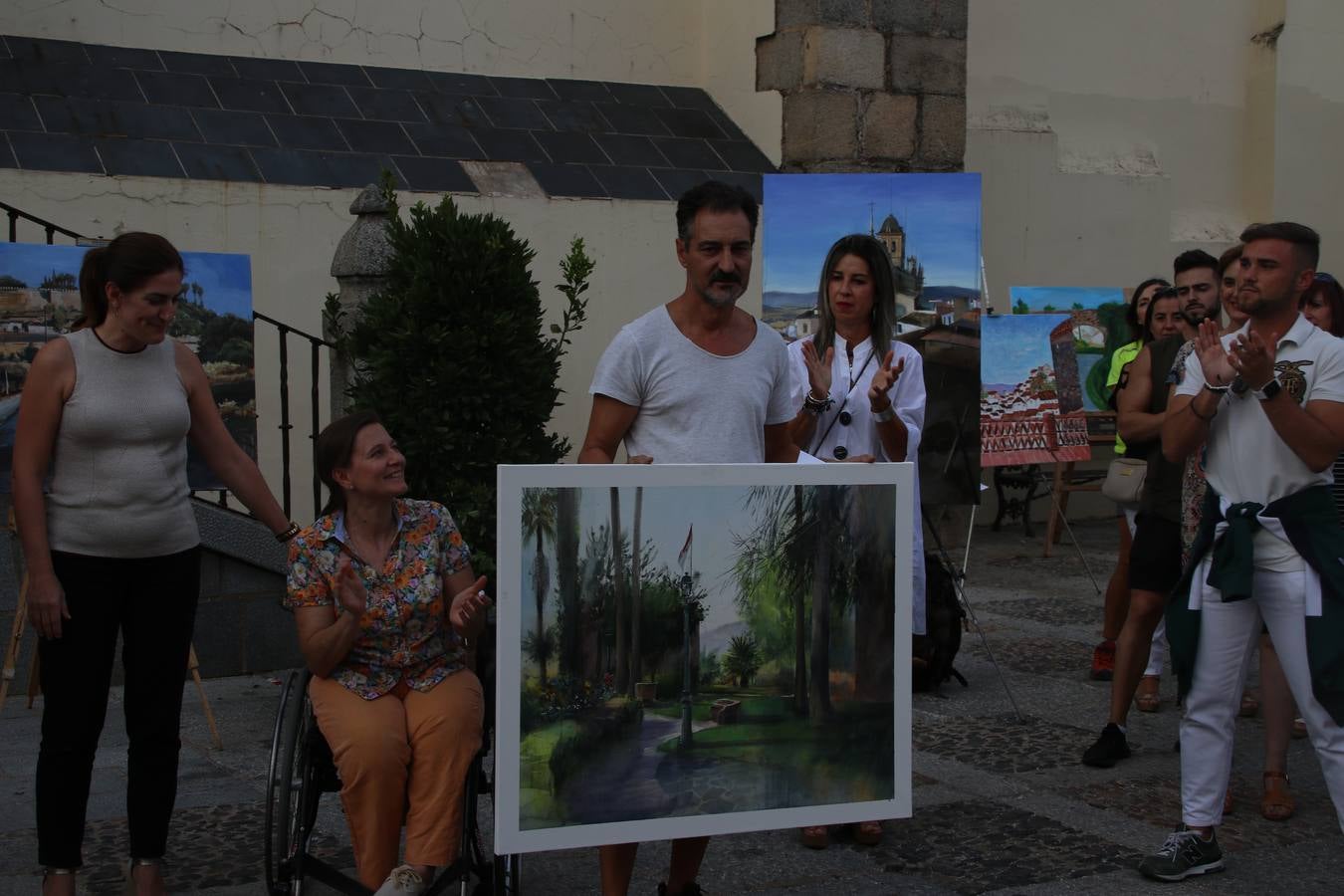 El cacereño Federico Plasencia Chacón se ha alzado, hoy, con el primer premio, dotado con 1.000 euros, del XV Concurso de Pintura al Aire Libre 'Francisco Benavides'. Blas Tomás Ibáñez, de Ontiyent, ha conseguido el segundo premio, dotado con 700 euros, y Carlos Santos Marques, de Lisboa, el tercer premio, dotado con 400 euros.Desde primera hora de la mañana, los participantes han elegido el lugar y la técnica a utilizar en sus respectivos lienzos que, una vez finalizado el Concurso, se han expuesto en la Plaza de España. El citado Concurso, organizado por el Ayuntamiento, a través de la Concejalía de Cultura y la Universidad Popular del municipio con el apoyo de la Diputación de Badajoz, ha realzado, un año más, la riqueza patrimonial de Jerez de los Caballeros, Conjunto Histórico artístico y monumental, siendo sus paisajes, iglesias, parques, fuentes y gentes los principales protagonistas. 