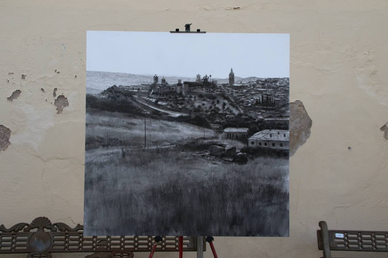El cacereño Federico Plasencia Chacón se ha alzado, hoy, con el primer premio, dotado con 1.000 euros, del XV Concurso de Pintura al Aire Libre 'Francisco Benavides'. Blas Tomás Ibáñez, de Ontiyent, ha conseguido el segundo premio, dotado con 700 euros, y Carlos Santos Marques, de Lisboa, el tercer premio, dotado con 400 euros.Desde primera hora de la mañana, los participantes han elegido el lugar y la técnica a utilizar en sus respectivos lienzos que, una vez finalizado el Concurso, se han expuesto en la Plaza de España. El citado Concurso, organizado por el Ayuntamiento, a través de la Concejalía de Cultura y la Universidad Popular del municipio con el apoyo de la Diputación de Badajoz, ha realzado, un año más, la riqueza patrimonial de Jerez de los Caballeros, Conjunto Histórico artístico y monumental, siendo sus paisajes, iglesias, parques, fuentes y gentes los principales protagonistas. 