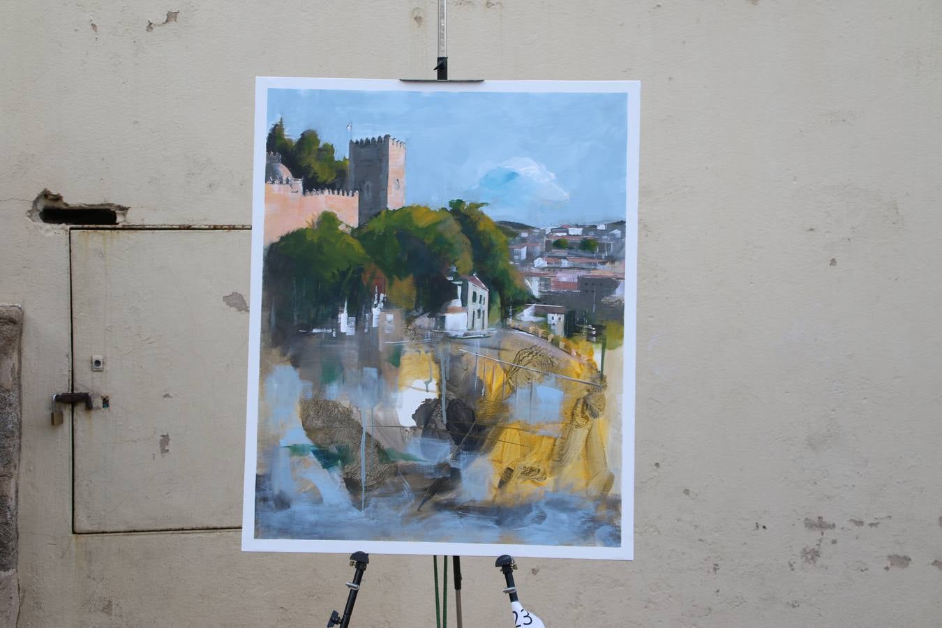 El cacereño Federico Plasencia Chacón se ha alzado, hoy, con el primer premio, dotado con 1.000 euros, del XV Concurso de Pintura al Aire Libre 'Francisco Benavides'. Blas Tomás Ibáñez, de Ontiyent, ha conseguido el segundo premio, dotado con 700 euros, y Carlos Santos Marques, de Lisboa, el tercer premio, dotado con 400 euros.Desde primera hora de la mañana, los participantes han elegido el lugar y la técnica a utilizar en sus respectivos lienzos que, una vez finalizado el Concurso, se han expuesto en la Plaza de España. El citado Concurso, organizado por el Ayuntamiento, a través de la Concejalía de Cultura y la Universidad Popular del municipio con el apoyo de la Diputación de Badajoz, ha realzado, un año más, la riqueza patrimonial de Jerez de los Caballeros, Conjunto Histórico artístico y monumental, siendo sus paisajes, iglesias, parques, fuentes y gentes los principales protagonistas. 
