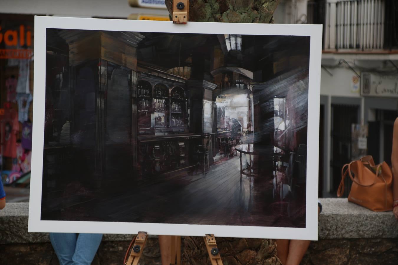 El cacereño Federico Plasencia Chacón se ha alzado, hoy, con el primer premio, dotado con 1.000 euros, del XV Concurso de Pintura al Aire Libre 'Francisco Benavides'. Blas Tomás Ibáñez, de Ontiyent, ha conseguido el segundo premio, dotado con 700 euros, y Carlos Santos Marques, de Lisboa, el tercer premio, dotado con 400 euros.Desde primera hora de la mañana, los participantes han elegido el lugar y la técnica a utilizar en sus respectivos lienzos que, una vez finalizado el Concurso, se han expuesto en la Plaza de España. El citado Concurso, organizado por el Ayuntamiento, a través de la Concejalía de Cultura y la Universidad Popular del municipio con el apoyo de la Diputación de Badajoz, ha realzado, un año más, la riqueza patrimonial de Jerez de los Caballeros, Conjunto Histórico artístico y monumental, siendo sus paisajes, iglesias, parques, fuentes y gentes los principales protagonistas. 