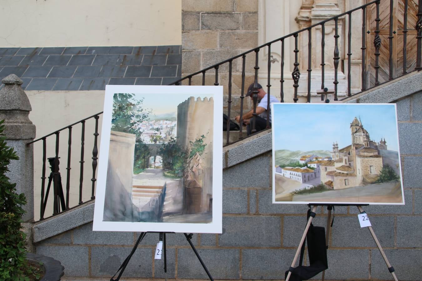 El cacereño Federico Plasencia Chacón se ha alzado, hoy, con el primer premio, dotado con 1.000 euros, del XV Concurso de Pintura al Aire Libre 'Francisco Benavides'. Blas Tomás Ibáñez, de Ontiyent, ha conseguido el segundo premio, dotado con 700 euros, y Carlos Santos Marques, de Lisboa, el tercer premio, dotado con 400 euros.Desde primera hora de la mañana, los participantes han elegido el lugar y la técnica a utilizar en sus respectivos lienzos que, una vez finalizado el Concurso, se han expuesto en la Plaza de España. El citado Concurso, organizado por el Ayuntamiento, a través de la Concejalía de Cultura y la Universidad Popular del municipio con el apoyo de la Diputación de Badajoz, ha realzado, un año más, la riqueza patrimonial de Jerez de los Caballeros, Conjunto Histórico artístico y monumental, siendo sus paisajes, iglesias, parques, fuentes y gentes los principales protagonistas. 