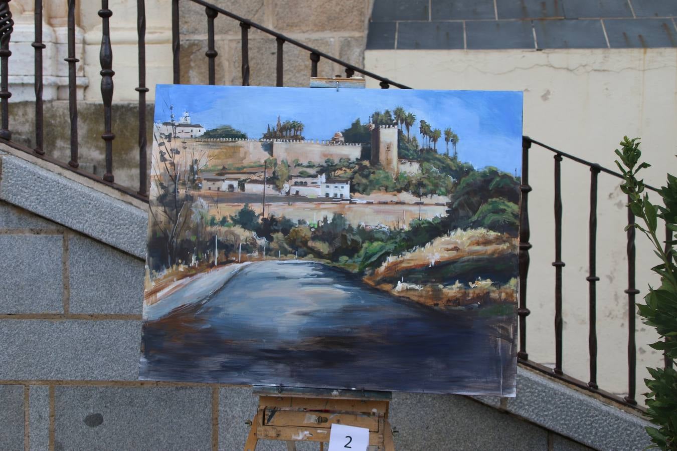El cacereño Federico Plasencia Chacón se ha alzado, hoy, con el primer premio, dotado con 1.000 euros, del XV Concurso de Pintura al Aire Libre 'Francisco Benavides'. Blas Tomás Ibáñez, de Ontiyent, ha conseguido el segundo premio, dotado con 700 euros, y Carlos Santos Marques, de Lisboa, el tercer premio, dotado con 400 euros.Desde primera hora de la mañana, los participantes han elegido el lugar y la técnica a utilizar en sus respectivos lienzos que, una vez finalizado el Concurso, se han expuesto en la Plaza de España. El citado Concurso, organizado por el Ayuntamiento, a través de la Concejalía de Cultura y la Universidad Popular del municipio con el apoyo de la Diputación de Badajoz, ha realzado, un año más, la riqueza patrimonial de Jerez de los Caballeros, Conjunto Histórico artístico y monumental, siendo sus paisajes, iglesias, parques, fuentes y gentes los principales protagonistas. 
