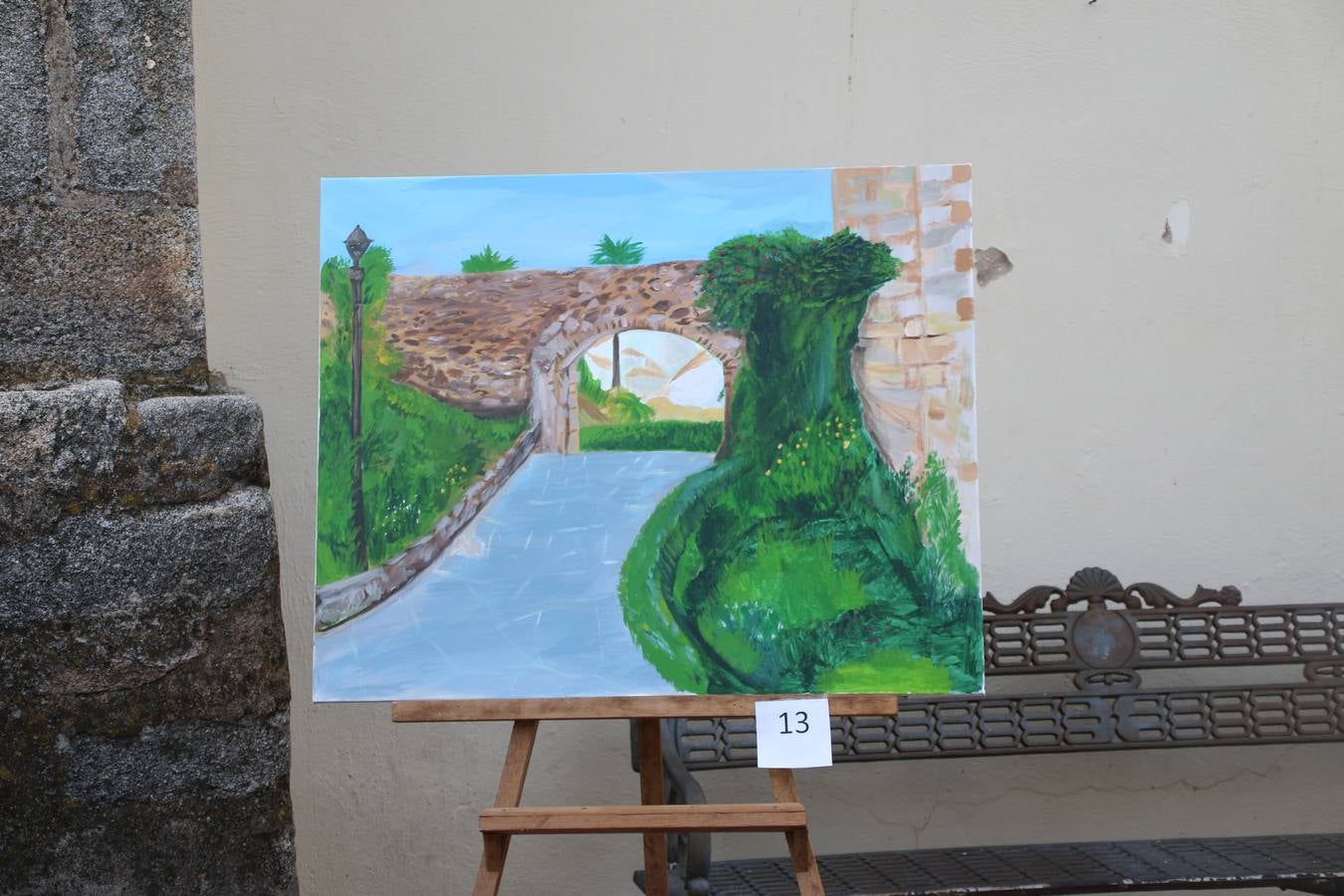 El cacereño Federico Plasencia Chacón se ha alzado, hoy, con el primer premio, dotado con 1.000 euros, del XV Concurso de Pintura al Aire Libre 'Francisco Benavides'. Blas Tomás Ibáñez, de Ontiyent, ha conseguido el segundo premio, dotado con 700 euros, y Carlos Santos Marques, de Lisboa, el tercer premio, dotado con 400 euros.Desde primera hora de la mañana, los participantes han elegido el lugar y la técnica a utilizar en sus respectivos lienzos que, una vez finalizado el Concurso, se han expuesto en la Plaza de España. El citado Concurso, organizado por el Ayuntamiento, a través de la Concejalía de Cultura y la Universidad Popular del municipio con el apoyo de la Diputación de Badajoz, ha realzado, un año más, la riqueza patrimonial de Jerez de los Caballeros, Conjunto Histórico artístico y monumental, siendo sus paisajes, iglesias, parques, fuentes y gentes los principales protagonistas. 