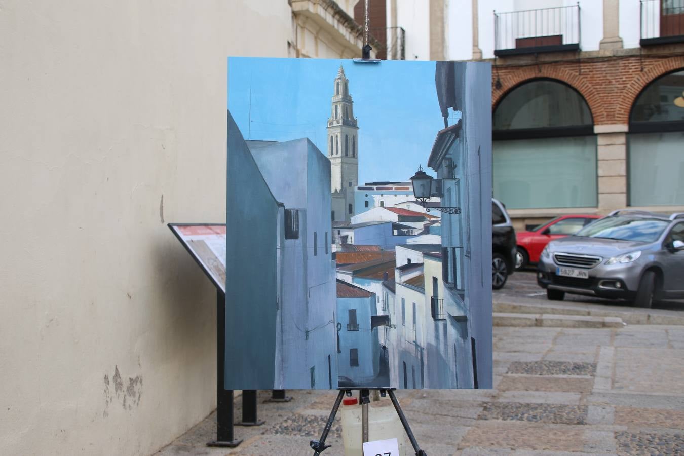 El cacereño Federico Plasencia Chacón se ha alzado, hoy, con el primer premio, dotado con 1.000 euros, del XV Concurso de Pintura al Aire Libre 'Francisco Benavides'. Blas Tomás Ibáñez, de Ontiyent, ha conseguido el segundo premio, dotado con 700 euros, y Carlos Santos Marques, de Lisboa, el tercer premio, dotado con 400 euros.Desde primera hora de la mañana, los participantes han elegido el lugar y la técnica a utilizar en sus respectivos lienzos que, una vez finalizado el Concurso, se han expuesto en la Plaza de España. El citado Concurso, organizado por el Ayuntamiento, a través de la Concejalía de Cultura y la Universidad Popular del municipio con el apoyo de la Diputación de Badajoz, ha realzado, un año más, la riqueza patrimonial de Jerez de los Caballeros, Conjunto Histórico artístico y monumental, siendo sus paisajes, iglesias, parques, fuentes y gentes los principales protagonistas. 