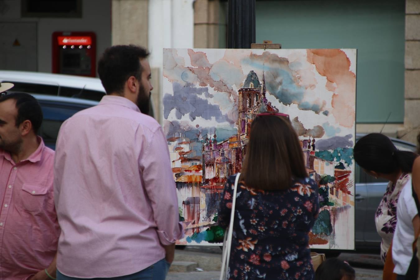 El cacereño Federico Plasencia Chacón se ha alzado, hoy, con el primer premio, dotado con 1.000 euros, del XV Concurso de Pintura al Aire Libre 'Francisco Benavides'. Blas Tomás Ibáñez, de Ontiyent, ha conseguido el segundo premio, dotado con 700 euros, y Carlos Santos Marques, de Lisboa, el tercer premio, dotado con 400 euros.Desde primera hora de la mañana, los participantes han elegido el lugar y la técnica a utilizar en sus respectivos lienzos que, una vez finalizado el Concurso, se han expuesto en la Plaza de España. El citado Concurso, organizado por el Ayuntamiento, a través de la Concejalía de Cultura y la Universidad Popular del municipio con el apoyo de la Diputación de Badajoz, ha realzado, un año más, la riqueza patrimonial de Jerez de los Caballeros, Conjunto Histórico artístico y monumental, siendo sus paisajes, iglesias, parques, fuentes y gentes los principales protagonistas. 