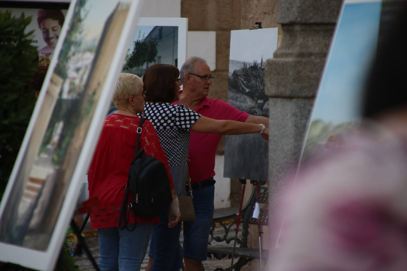 El cacereño Federico Plasencia Chacón se ha alzado, hoy, con el primer premio, dotado con 1.000 euros, del XV Concurso de Pintura al Aire Libre 'Francisco Benavides'. Blas Tomás Ibáñez, de Ontiyent, ha conseguido el segundo premio, dotado con 700 euros, y Carlos Santos Marques, de Lisboa, el tercer premio, dotado con 400 euros.Desde primera hora de la mañana, los participantes han elegido el lugar y la técnica a utilizar en sus respectivos lienzos que, una vez finalizado el Concurso, se han expuesto en la Plaza de España. El citado Concurso, organizado por el Ayuntamiento, a través de la Concejalía de Cultura y la Universidad Popular del municipio con el apoyo de la Diputación de Badajoz, ha realzado, un año más, la riqueza patrimonial de Jerez de los Caballeros, Conjunto Histórico artístico y monumental, siendo sus paisajes, iglesias, parques, fuentes y gentes los principales protagonistas. 