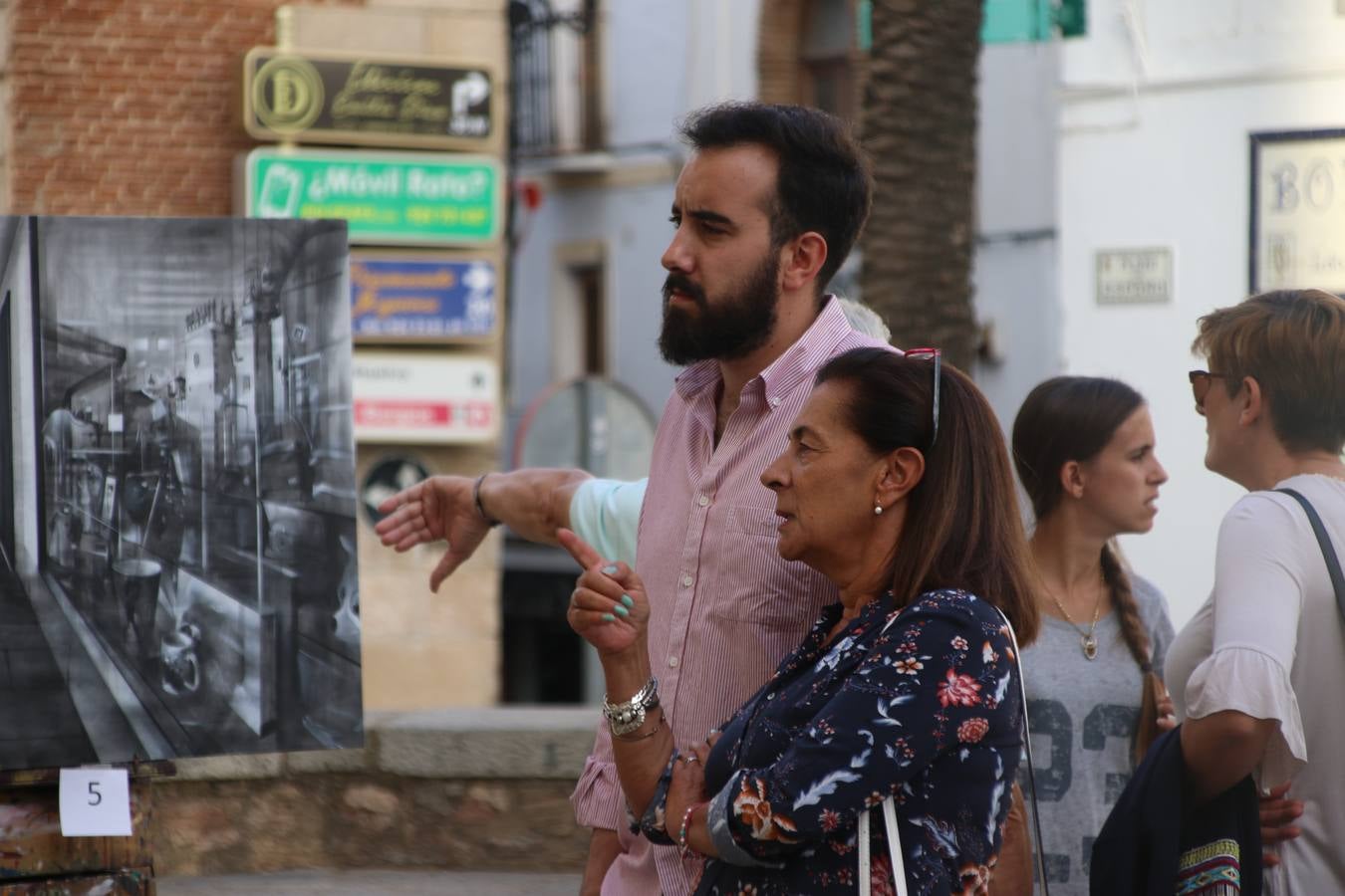 El cacereño Federico Plasencia Chacón se ha alzado, hoy, con el primer premio, dotado con 1.000 euros, del XV Concurso de Pintura al Aire Libre 'Francisco Benavides'. Blas Tomás Ibáñez, de Ontiyent, ha conseguido el segundo premio, dotado con 700 euros, y Carlos Santos Marques, de Lisboa, el tercer premio, dotado con 400 euros.Desde primera hora de la mañana, los participantes han elegido el lugar y la técnica a utilizar en sus respectivos lienzos que, una vez finalizado el Concurso, se han expuesto en la Plaza de España. El citado Concurso, organizado por el Ayuntamiento, a través de la Concejalía de Cultura y la Universidad Popular del municipio con el apoyo de la Diputación de Badajoz, ha realzado, un año más, la riqueza patrimonial de Jerez de los Caballeros, Conjunto Histórico artístico y monumental, siendo sus paisajes, iglesias, parques, fuentes y gentes los principales protagonistas. 
