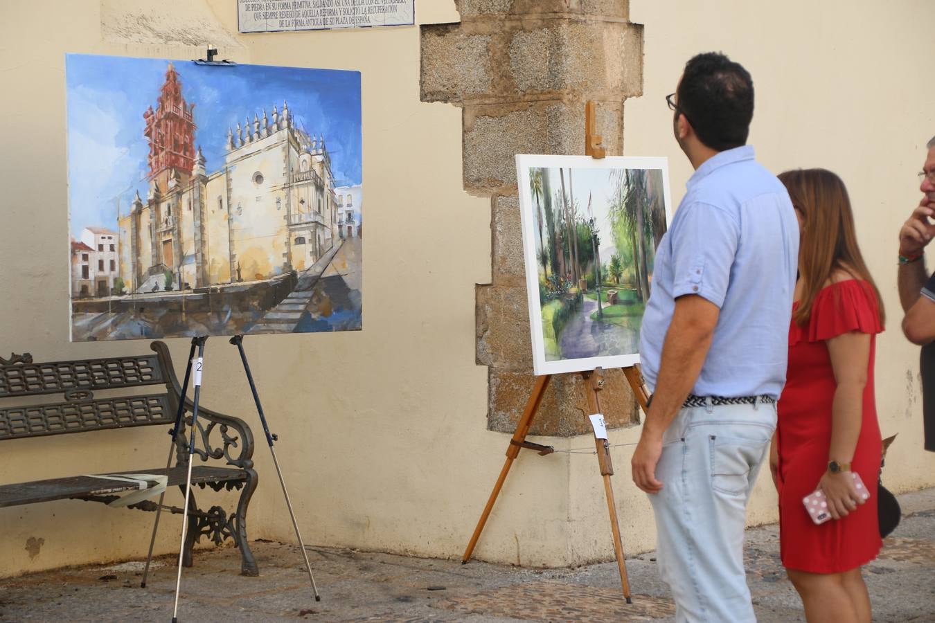 El cacereño Federico Plasencia Chacón se ha alzado, hoy, con el primer premio, dotado con 1.000 euros, del XV Concurso de Pintura al Aire Libre 'Francisco Benavides'. Blas Tomás Ibáñez, de Ontiyent, ha conseguido el segundo premio, dotado con 700 euros, y Carlos Santos Marques, de Lisboa, el tercer premio, dotado con 400 euros.Desde primera hora de la mañana, los participantes han elegido el lugar y la técnica a utilizar en sus respectivos lienzos que, una vez finalizado el Concurso, se han expuesto en la Plaza de España. El citado Concurso, organizado por el Ayuntamiento, a través de la Concejalía de Cultura y la Universidad Popular del municipio con el apoyo de la Diputación de Badajoz, ha realzado, un año más, la riqueza patrimonial de Jerez de los Caballeros, Conjunto Histórico artístico y monumental, siendo sus paisajes, iglesias, parques, fuentes y gentes los principales protagonistas. 