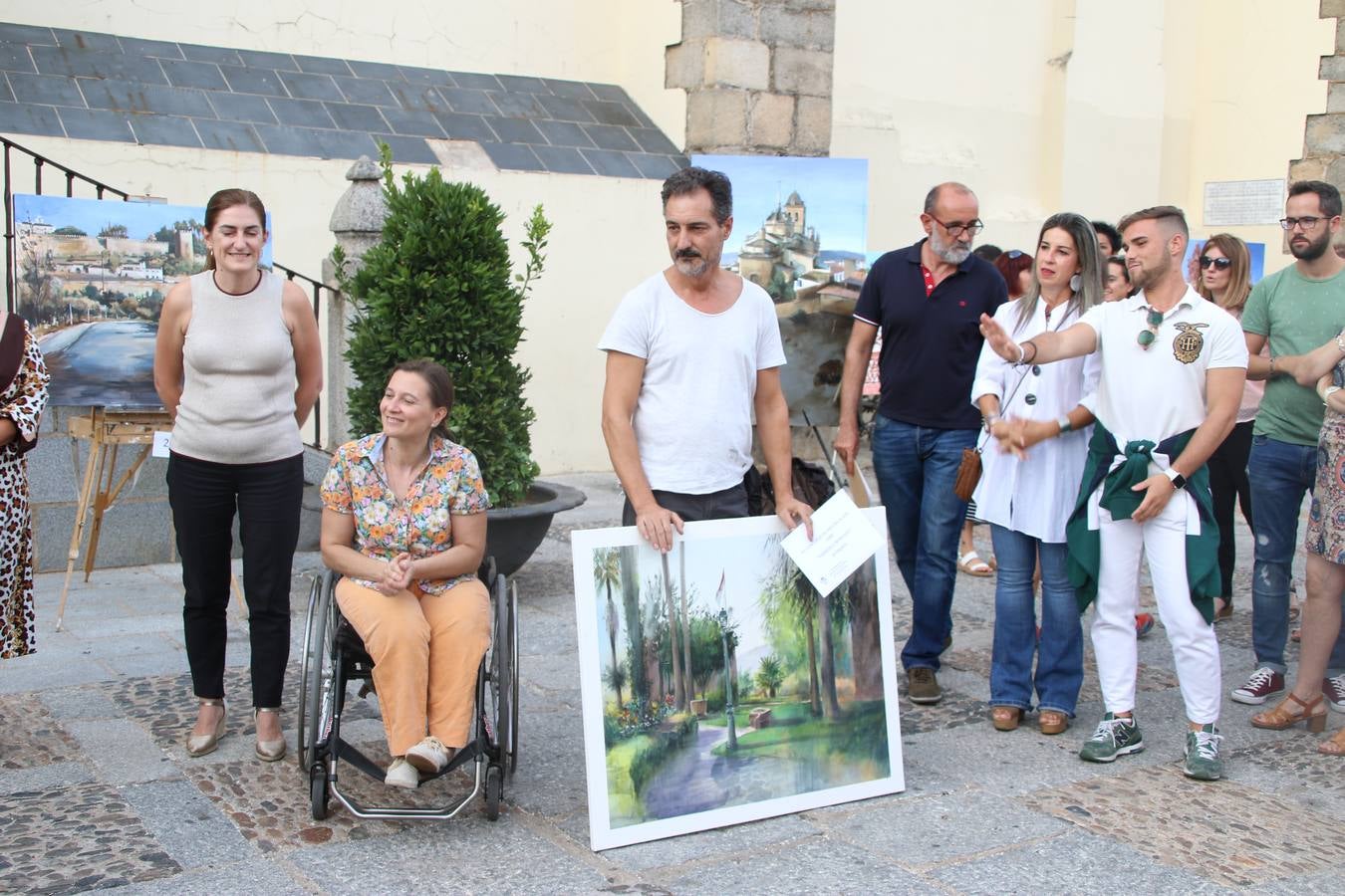 El cacereño Federico Plasencia Chacón se ha alzado, hoy, con el primer premio, dotado con 1.000 euros, del XV Concurso de Pintura al Aire Libre 'Francisco Benavides'. Blas Tomás Ibáñez, de Ontiyent, ha conseguido el segundo premio, dotado con 700 euros, y Carlos Santos Marques, de Lisboa, el tercer premio, dotado con 400 euros.Desde primera hora de la mañana, los participantes han elegido el lugar y la técnica a utilizar en sus respectivos lienzos que, una vez finalizado el Concurso, se han expuesto en la Plaza de España. El citado Concurso, organizado por el Ayuntamiento, a través de la Concejalía de Cultura y la Universidad Popular del municipio con el apoyo de la Diputación de Badajoz, ha realzado, un año más, la riqueza patrimonial de Jerez de los Caballeros, Conjunto Histórico artístico y monumental, siendo sus paisajes, iglesias, parques, fuentes y gentes los principales protagonistas. 