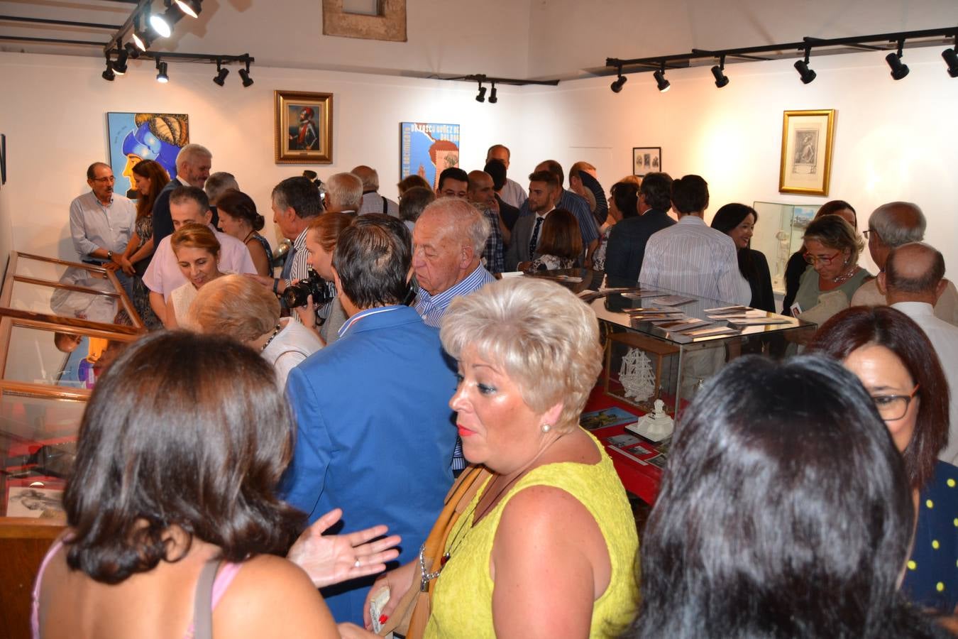 Visitantes anoche en la exposición, en el Palacio de las Cigüeñas de Cáceres.