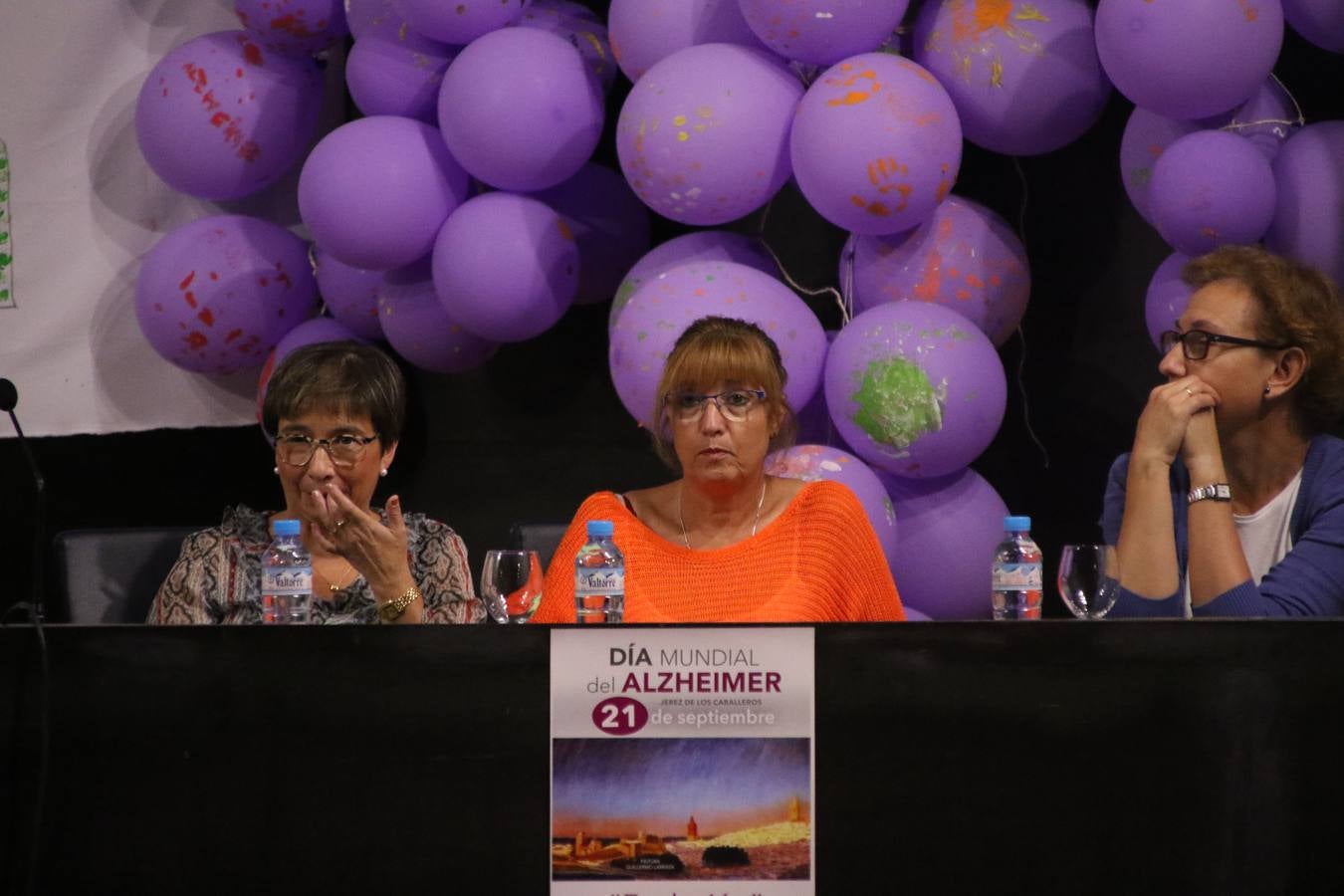 Ante las condiciones climatológicas adversas, el auditorio del Conventual San Agustín se convirtió en el mejor escenario para acoger las actividades que, con motivo del Día Mundial del Alzhéimer, la Asociación de Familiares de Personas con Alzheimer y otras Demencias de Jerez de los Caballeros y Comarca Sierra Suroeste (AFAD) había preparado en el municipio. Una gran pancarta con el lema 'Evolución', realizada por los alumnos del Colegio de Educación Especial 'Nuestra Señora de Aguasantas', presidió el escenario, y una marea de globos morados con distintos dibujos, realizados por los alumnos de los colegios 'Sotomayor y Terrazas' y 'El Rodeo', tiñó de color, empatía, sensibilidad y creatividad el citado auditorio.La jornada comenzó con la canción 'Estoy contigo' de la Oreja de Van Gogh. A continuación, tuvo lugar una mesa redonda en la que cinco personas contaron su testimonio en relación a esta enfermedad. Posteriormente, se dio paso a la lectura de un manifiesto; la entrega de diploma a las personas y colectivos colaboradores, y la lectura de dos cuentos infantiles.