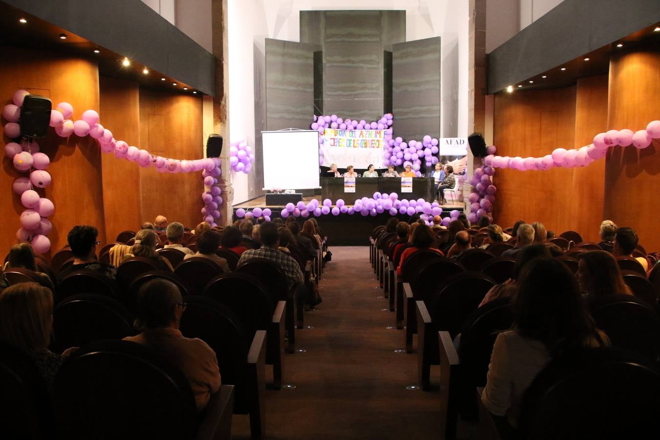 Ante las condiciones climatológicas adversas, el auditorio del Conventual San Agustín se convirtió en el mejor escenario para acoger las actividades que, con motivo del Día Mundial del Alzhéimer, la Asociación de Familiares de Personas con Alzheimer y otras Demencias de Jerez de los Caballeros y Comarca Sierra Suroeste (AFAD) había preparado en el municipio. Una gran pancarta con el lema 'Evolución', realizada por los alumnos del Colegio de Educación Especial 'Nuestra Señora de Aguasantas', presidió el escenario, y una marea de globos morados con distintos dibujos, realizados por los alumnos de los colegios 'Sotomayor y Terrazas' y 'El Rodeo', tiñó de color, empatía, sensibilidad y creatividad el citado auditorio.La jornada comenzó con la canción 'Estoy contigo' de la Oreja de Van Gogh. A continuación, tuvo lugar una mesa redonda en la que cinco personas contaron su testimonio en relación a esta enfermedad. Posteriormente, se dio paso a la lectura de un manifiesto; la entrega de diploma a las personas y colectivos colaboradores, y la lectura de dos cuentos infantiles.