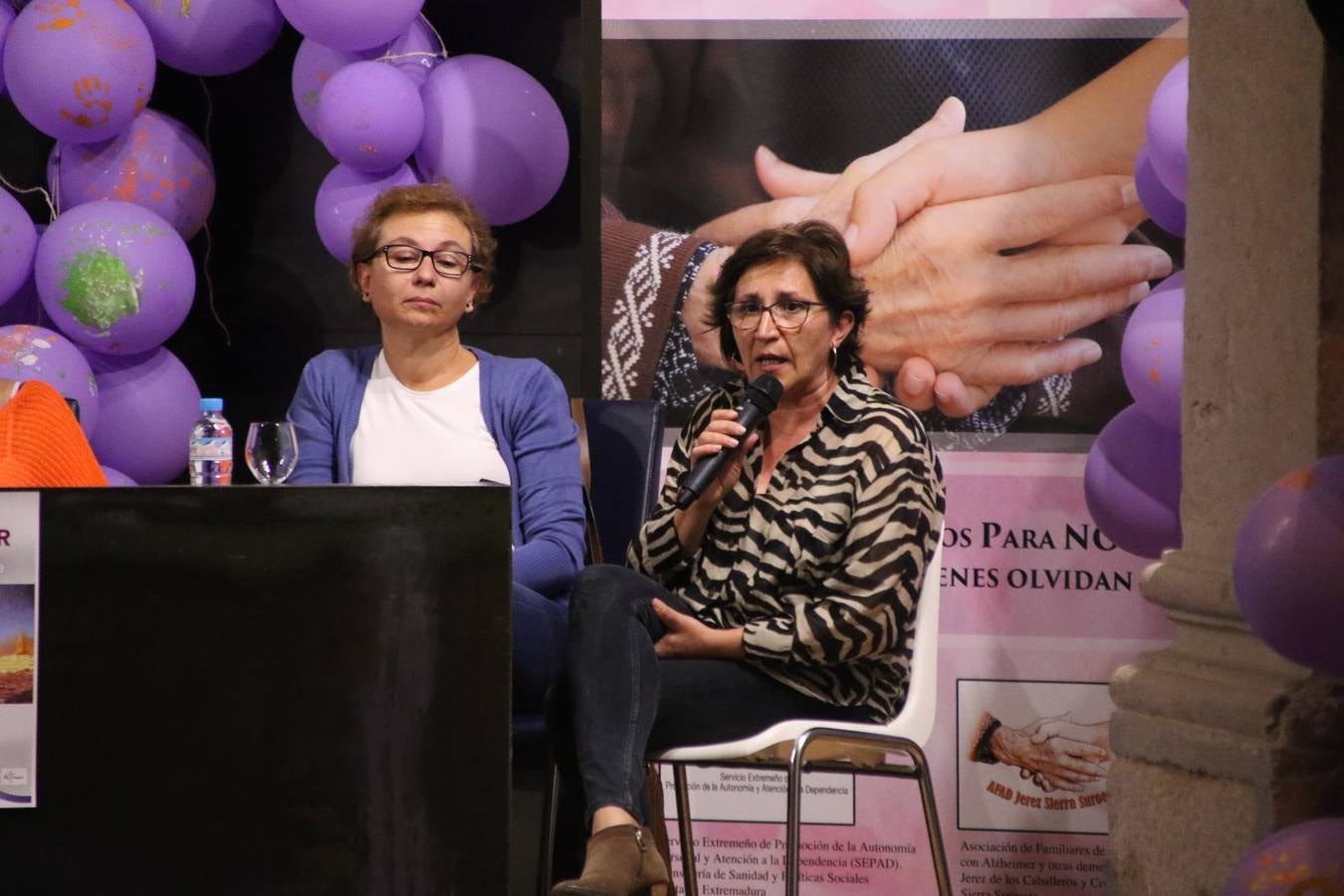 Ante las condiciones climatológicas adversas, el auditorio del Conventual San Agustín se convirtió en el mejor escenario para acoger las actividades que, con motivo del Día Mundial del Alzhéimer, la Asociación de Familiares de Personas con Alzheimer y otras Demencias de Jerez de los Caballeros y Comarca Sierra Suroeste (AFAD) había preparado en el municipio. Una gran pancarta con el lema 'Evolución', realizada por los alumnos del Colegio de Educación Especial 'Nuestra Señora de Aguasantas', presidió el escenario, y una marea de globos morados con distintos dibujos, realizados por los alumnos de los colegios 'Sotomayor y Terrazas' y 'El Rodeo', tiñó de color, empatía, sensibilidad y creatividad el citado auditorio.La jornada comenzó con la canción 'Estoy contigo' de la Oreja de Van Gogh. A continuación, tuvo lugar una mesa redonda en la que cinco personas contaron su testimonio en relación a esta enfermedad. Posteriormente, se dio paso a la lectura de un manifiesto; la entrega de diploma a las personas y colectivos colaboradores, y la lectura de dos cuentos infantiles.