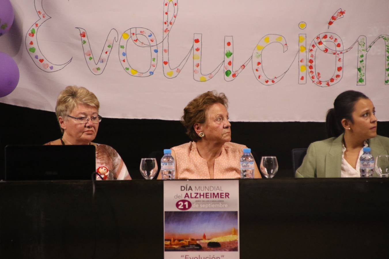 Ante las condiciones climatológicas adversas, el auditorio del Conventual San Agustín se convirtió en el mejor escenario para acoger las actividades que, con motivo del Día Mundial del Alzhéimer, la Asociación de Familiares de Personas con Alzheimer y otras Demencias de Jerez de los Caballeros y Comarca Sierra Suroeste (AFAD) había preparado en el municipio. Una gran pancarta con el lema 'Evolución', realizada por los alumnos del Colegio de Educación Especial 'Nuestra Señora de Aguasantas', presidió el escenario, y una marea de globos morados con distintos dibujos, realizados por los alumnos de los colegios 'Sotomayor y Terrazas' y 'El Rodeo', tiñó de color, empatía, sensibilidad y creatividad el citado auditorio.La jornada comenzó con la canción 'Estoy contigo' de la Oreja de Van Gogh. A continuación, tuvo lugar una mesa redonda en la que cinco personas contaron su testimonio en relación a esta enfermedad. Posteriormente, se dio paso a la lectura de un manifiesto; la entrega de diploma a las personas y colectivos colaboradores, y la lectura de dos cuentos infantiles.