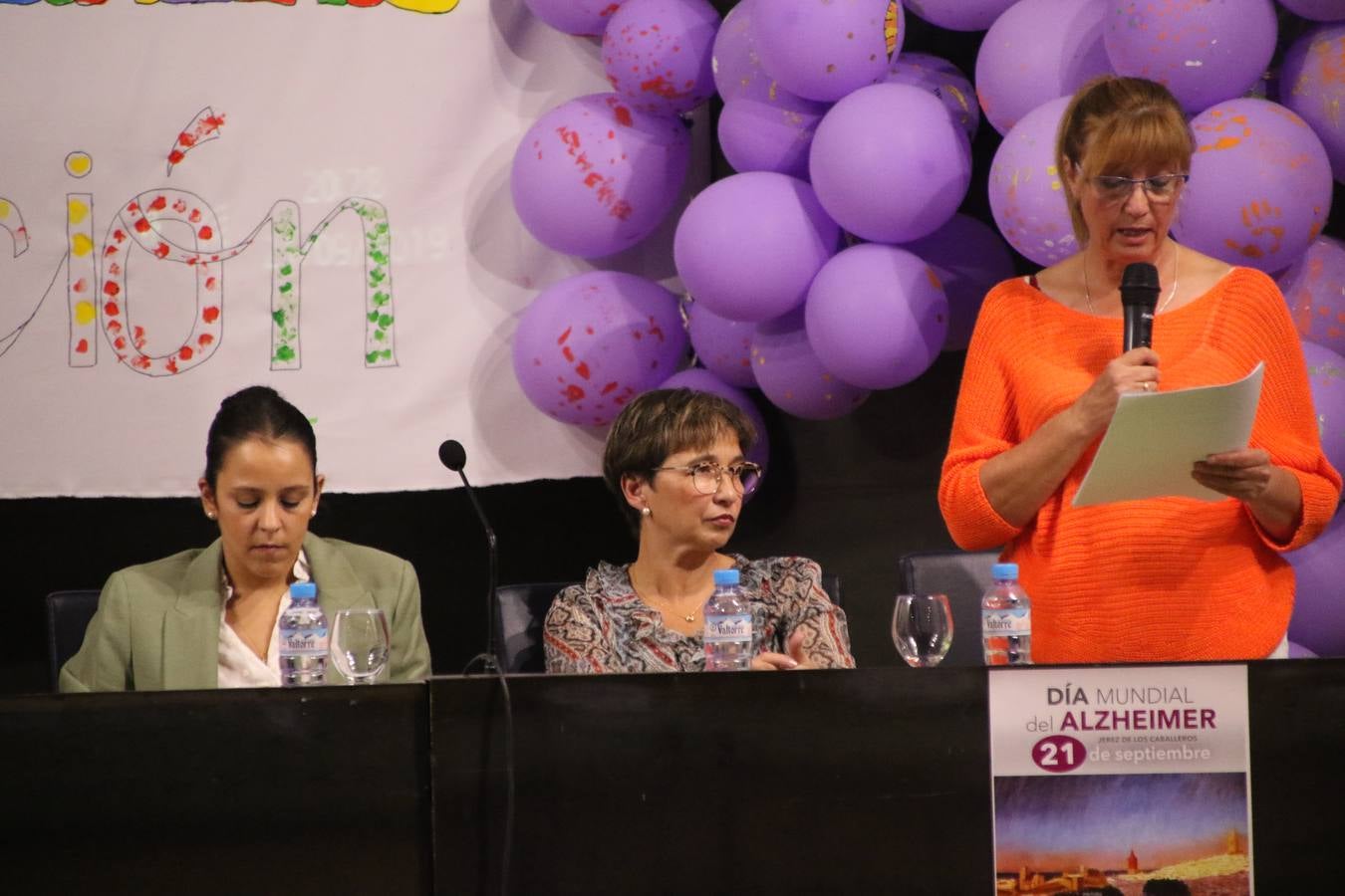 Ante las condiciones climatológicas adversas, el auditorio del Conventual San Agustín se convirtió en el mejor escenario para acoger las actividades que, con motivo del Día Mundial del Alzhéimer, la Asociación de Familiares de Personas con Alzheimer y otras Demencias de Jerez de los Caballeros y Comarca Sierra Suroeste (AFAD) había preparado en el municipio. Una gran pancarta con el lema 'Evolución', realizada por los alumnos del Colegio de Educación Especial 'Nuestra Señora de Aguasantas', presidió el escenario, y una marea de globos morados con distintos dibujos, realizados por los alumnos de los colegios 'Sotomayor y Terrazas' y 'El Rodeo', tiñó de color, empatía, sensibilidad y creatividad el citado auditorio.La jornada comenzó con la canción 'Estoy contigo' de la Oreja de Van Gogh. A continuación, tuvo lugar una mesa redonda en la que cinco personas contaron su testimonio en relación a esta enfermedad. Posteriormente, se dio paso a la lectura de un manifiesto; la entrega de diploma a las personas y colectivos colaboradores, y la lectura de dos cuentos infantiles.