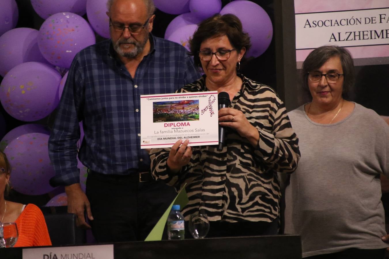 Ante las condiciones climatológicas adversas, el auditorio del Conventual San Agustín se convirtió en el mejor escenario para acoger las actividades que, con motivo del Día Mundial del Alzhéimer, la Asociación de Familiares de Personas con Alzheimer y otras Demencias de Jerez de los Caballeros y Comarca Sierra Suroeste (AFAD) había preparado en el municipio. Una gran pancarta con el lema 'Evolución', realizada por los alumnos del Colegio de Educación Especial 'Nuestra Señora de Aguasantas', presidió el escenario, y una marea de globos morados con distintos dibujos, realizados por los alumnos de los colegios 'Sotomayor y Terrazas' y 'El Rodeo', tiñó de color, empatía, sensibilidad y creatividad el citado auditorio.La jornada comenzó con la canción 'Estoy contigo' de la Oreja de Van Gogh. A continuación, tuvo lugar una mesa redonda en la que cinco personas contaron su testimonio en relación a esta enfermedad. Posteriormente, se dio paso a la lectura de un manifiesto; la entrega de diploma a las personas y colectivos colaboradores, y la lectura de dos cuentos infantiles.