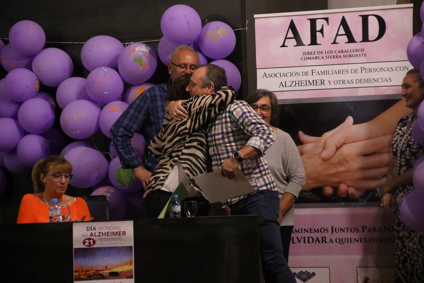 Ante las condiciones climatológicas adversas, el auditorio del Conventual San Agustín se convirtió en el mejor escenario para acoger las actividades que, con motivo del Día Mundial del Alzhéimer, la Asociación de Familiares de Personas con Alzheimer y otras Demencias de Jerez de los Caballeros y Comarca Sierra Suroeste (AFAD) había preparado en el municipio. Una gran pancarta con el lema 'Evolución', realizada por los alumnos del Colegio de Educación Especial 'Nuestra Señora de Aguasantas', presidió el escenario, y una marea de globos morados con distintos dibujos, realizados por los alumnos de los colegios 'Sotomayor y Terrazas' y 'El Rodeo', tiñó de color, empatía, sensibilidad y creatividad el citado auditorio.La jornada comenzó con la canción 'Estoy contigo' de la Oreja de Van Gogh. A continuación, tuvo lugar una mesa redonda en la que cinco personas contaron su testimonio en relación a esta enfermedad. Posteriormente, se dio paso a la lectura de un manifiesto; la entrega de diploma a las personas y colectivos colaboradores, y la lectura de dos cuentos infantiles.