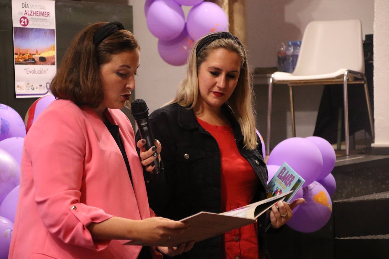 Ante las condiciones climatológicas adversas, el auditorio del Conventual San Agustín se convirtió en el mejor escenario para acoger las actividades que, con motivo del Día Mundial del Alzhéimer, la Asociación de Familiares de Personas con Alzheimer y otras Demencias de Jerez de los Caballeros y Comarca Sierra Suroeste (AFAD) había preparado en el municipio. Una gran pancarta con el lema 'Evolución', realizada por los alumnos del Colegio de Educación Especial 'Nuestra Señora de Aguasantas', presidió el escenario, y una marea de globos morados con distintos dibujos, realizados por los alumnos de los colegios 'Sotomayor y Terrazas' y 'El Rodeo', tiñó de color, empatía, sensibilidad y creatividad el citado auditorio.La jornada comenzó con la canción 'Estoy contigo' de la Oreja de Van Gogh. A continuación, tuvo lugar una mesa redonda en la que cinco personas contaron su testimonio en relación a esta enfermedad. Posteriormente, se dio paso a la lectura de un manifiesto; la entrega de diploma a las personas y colectivos colaboradores, y la lectura de dos cuentos infantiles.