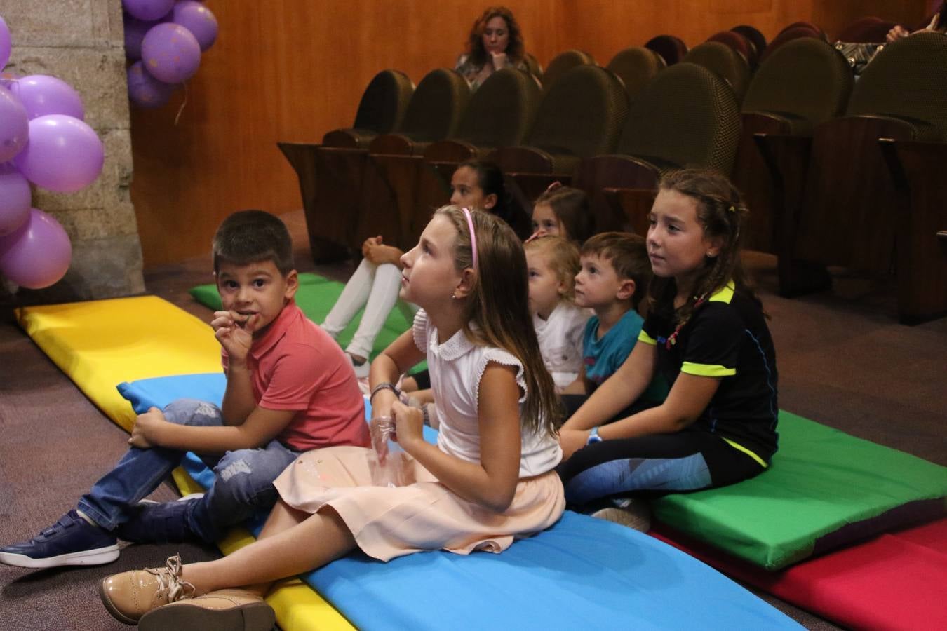 Ante las condiciones climatológicas adversas, el auditorio del Conventual San Agustín se convirtió en el mejor escenario para acoger las actividades que, con motivo del Día Mundial del Alzhéimer, la Asociación de Familiares de Personas con Alzheimer y otras Demencias de Jerez de los Caballeros y Comarca Sierra Suroeste (AFAD) había preparado en el municipio. Una gran pancarta con el lema 'Evolución', realizada por los alumnos del Colegio de Educación Especial 'Nuestra Señora de Aguasantas', presidió el escenario, y una marea de globos morados con distintos dibujos, realizados por los alumnos de los colegios 'Sotomayor y Terrazas' y 'El Rodeo', tiñó de color, empatía, sensibilidad y creatividad el citado auditorio.La jornada comenzó con la canción 'Estoy contigo' de la Oreja de Van Gogh. A continuación, tuvo lugar una mesa redonda en la que cinco personas contaron su testimonio en relación a esta enfermedad. Posteriormente, se dio paso a la lectura de un manifiesto; la entrega de diploma a las personas y colectivos colaboradores, y la lectura de dos cuentos infantiles.