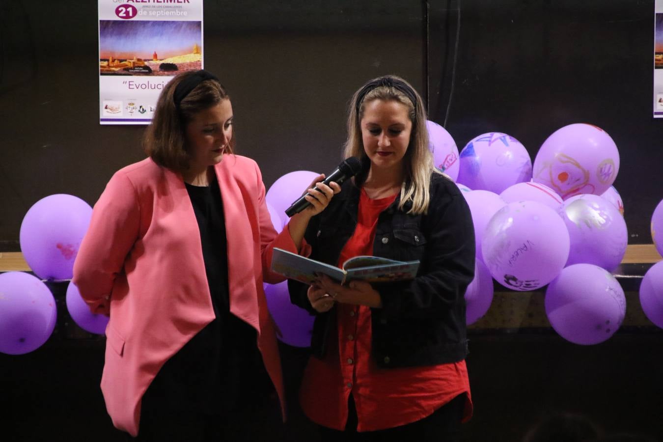Ante las condiciones climatológicas adversas, el auditorio del Conventual San Agustín se convirtió en el mejor escenario para acoger las actividades que, con motivo del Día Mundial del Alzhéimer, la Asociación de Familiares de Personas con Alzheimer y otras Demencias de Jerez de los Caballeros y Comarca Sierra Suroeste (AFAD) había preparado en el municipio. Una gran pancarta con el lema 'Evolución', realizada por los alumnos del Colegio de Educación Especial 'Nuestra Señora de Aguasantas', presidió el escenario, y una marea de globos morados con distintos dibujos, realizados por los alumnos de los colegios 'Sotomayor y Terrazas' y 'El Rodeo', tiñó de color, empatía, sensibilidad y creatividad el citado auditorio.La jornada comenzó con la canción 'Estoy contigo' de la Oreja de Van Gogh. A continuación, tuvo lugar una mesa redonda en la que cinco personas contaron su testimonio en relación a esta enfermedad. Posteriormente, se dio paso a la lectura de un manifiesto; la entrega de diploma a las personas y colectivos colaboradores, y la lectura de dos cuentos infantiles.
