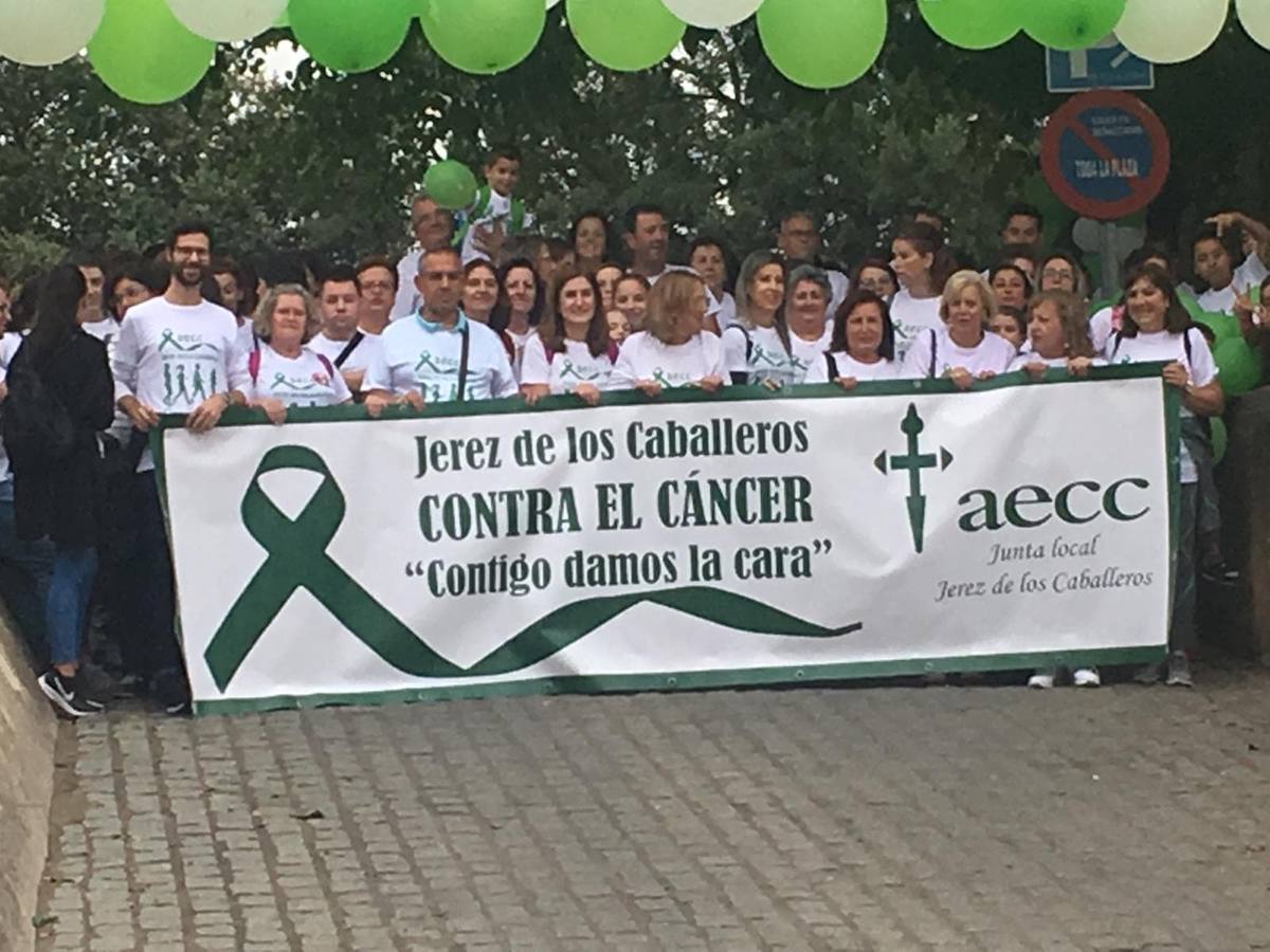 'Contra viento y marea' en sentido figurado, y contra la lluvia y los nubarrones, de manera real, La lucha contra el cáncer se impuso ayer en Jerez de los Caballeros a un día desapacible y sacó musculo con la celebración de la III Ruta contra esta enfermedad organizada por la junta local de la Asociación Española Contra el Cáncer (AECC) en esta ciudad.