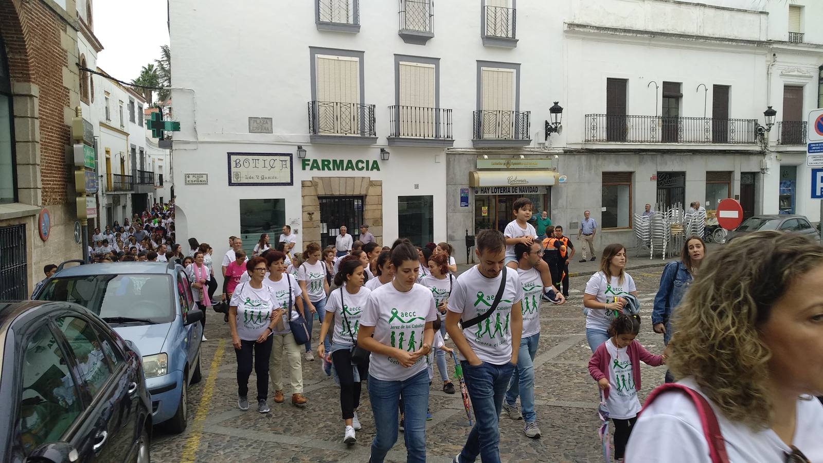 'Contra viento y marea' en sentido figurado, y contra la lluvia y los nubarrones, de manera real, La lucha contra el cáncer se impuso ayer en Jerez de los Caballeros a un día desapacible y sacó musculo con la celebración de la III Ruta contra esta enfermedad organizada por la junta local de la Asociación Española Contra el Cáncer (AECC) en esta ciudad.